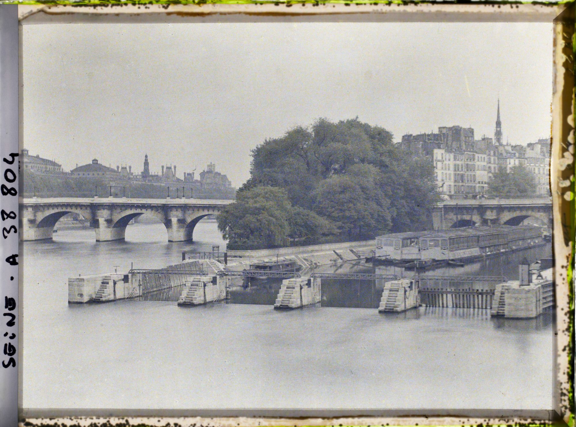 Image représentant Le barrage de la Monnaie, le Pont-Neuf et l'île de la Cité (pointe du Vert-Galant)