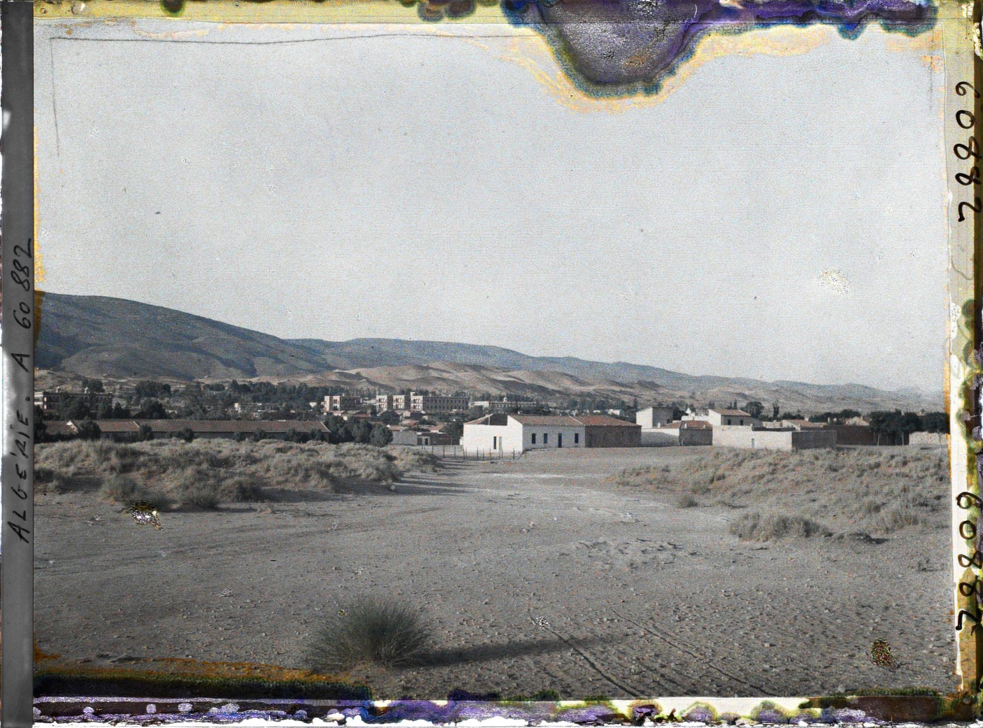 Image représentant La ville au pied de la dune, avec le Djebel Mekter à l'arrière-plan
