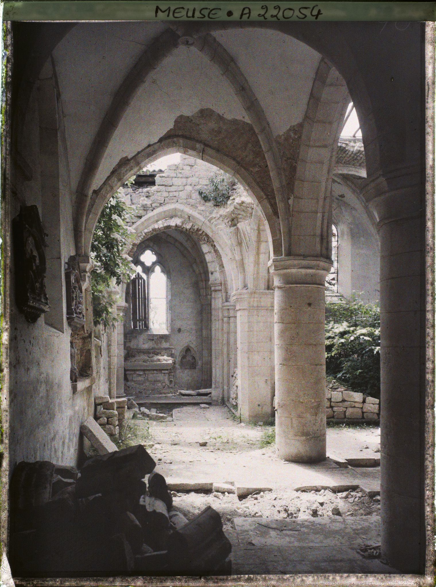 Image représentant France, Hattonchâtel, Bas côté de l'Eglise