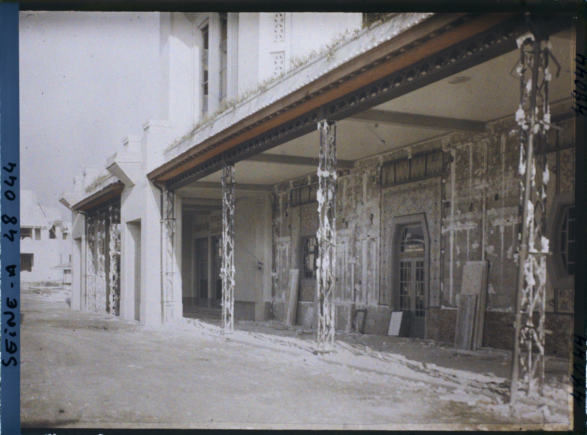 Image représentant L'exposition des arts décoratifs, démolition de la galerie de la section française sur l'esplanade des Invalides