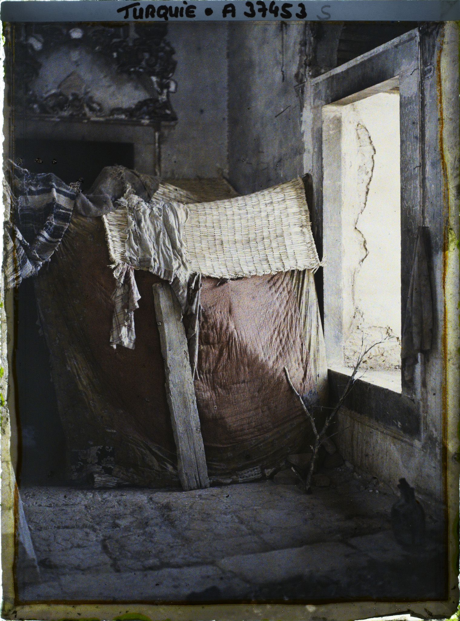 Image représentant Turquie, Aidin, Habitants campés dans la Mosquée Djihan