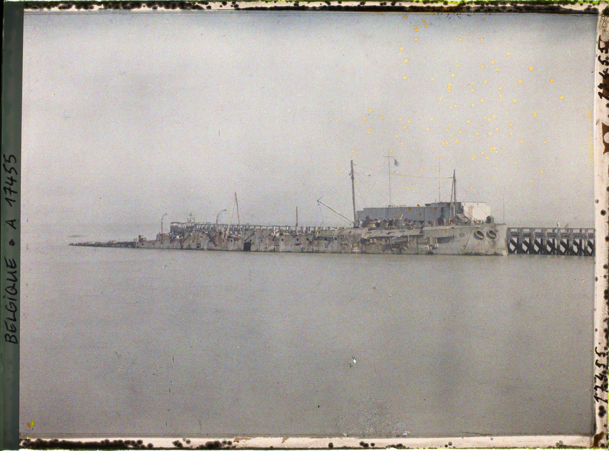 Image représentant Belgique, Ostende, Le "Vindictive" coulé par les Anglais à l'entrée du port