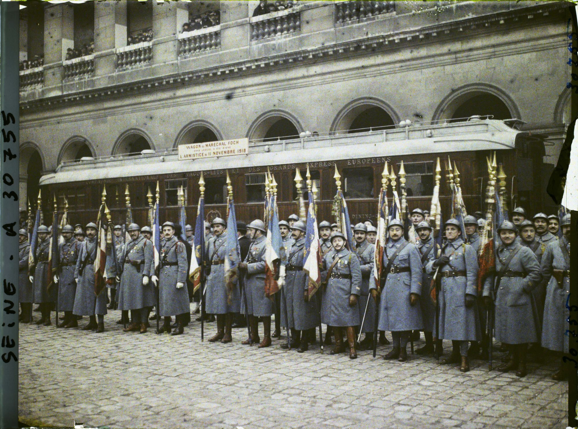 Image représentant Cérémonie de remise des drapeaux des régiments dissous aux Invalides devant le wagon de la signature de l'armistice