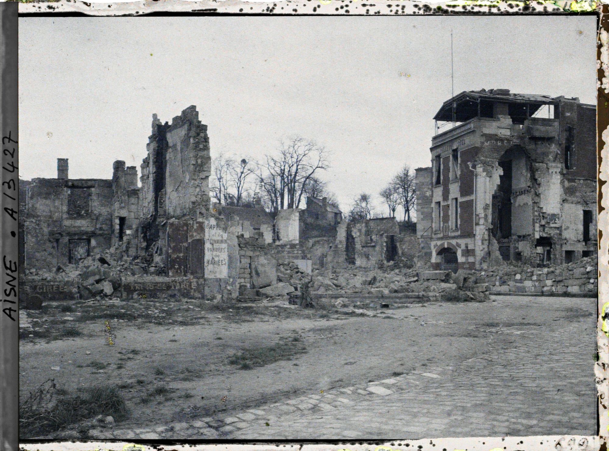 Image représentant France, Coucy le Chau, Place Bigourdat