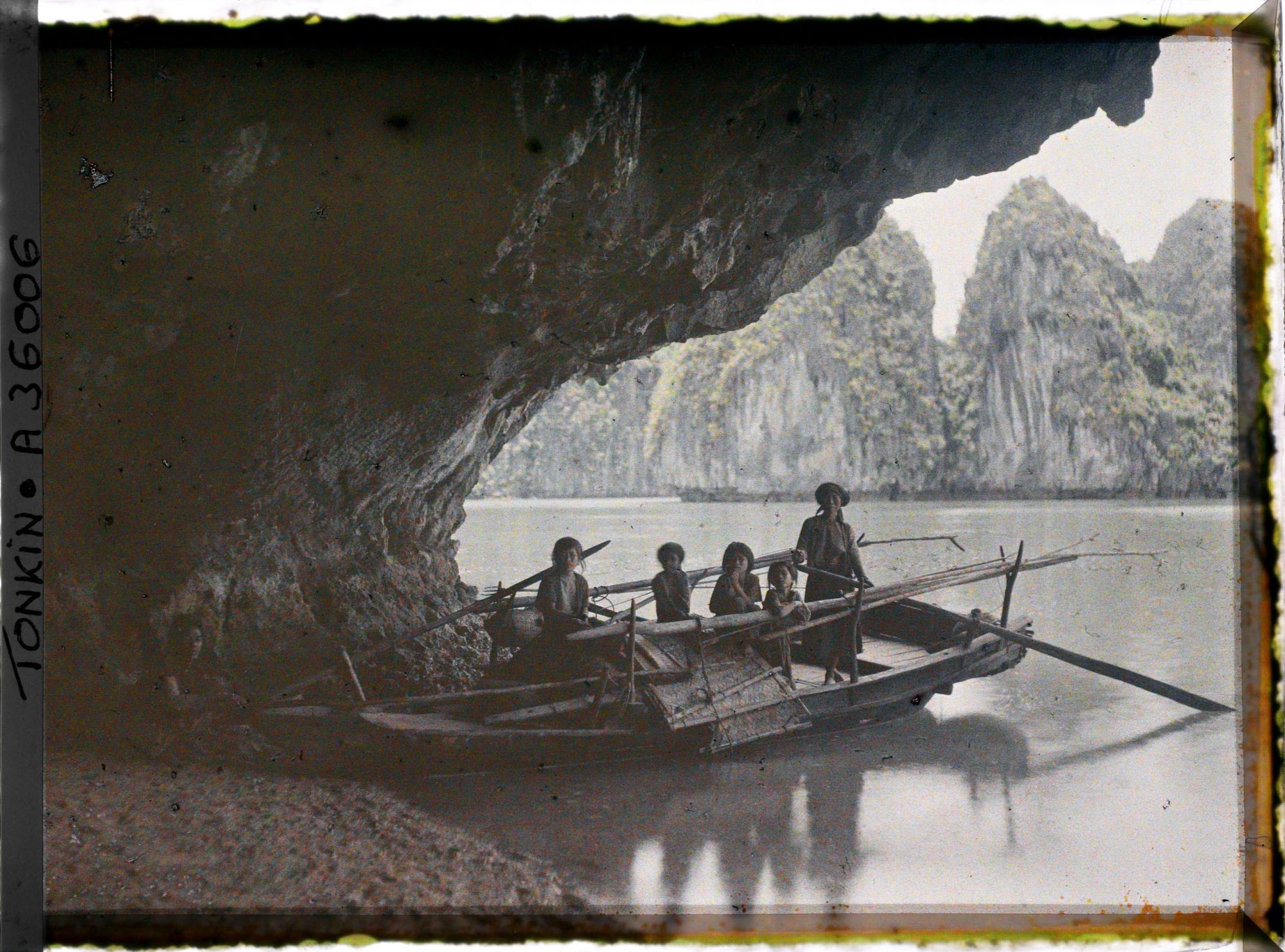 Image représentant Une femme et des enfants sur un sampan accosté dans le Cirque de la Surprise