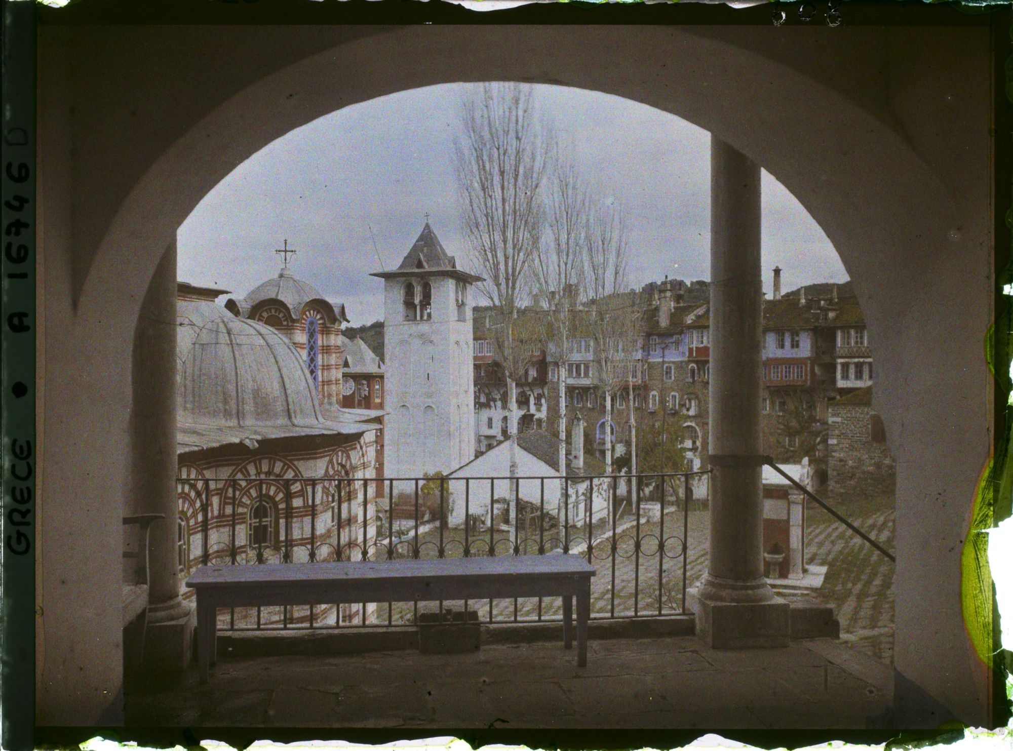 Image représentant Mont Athos, Vatopédi, Une vue s/ la Cour de Vatopédi à travers l'arceau