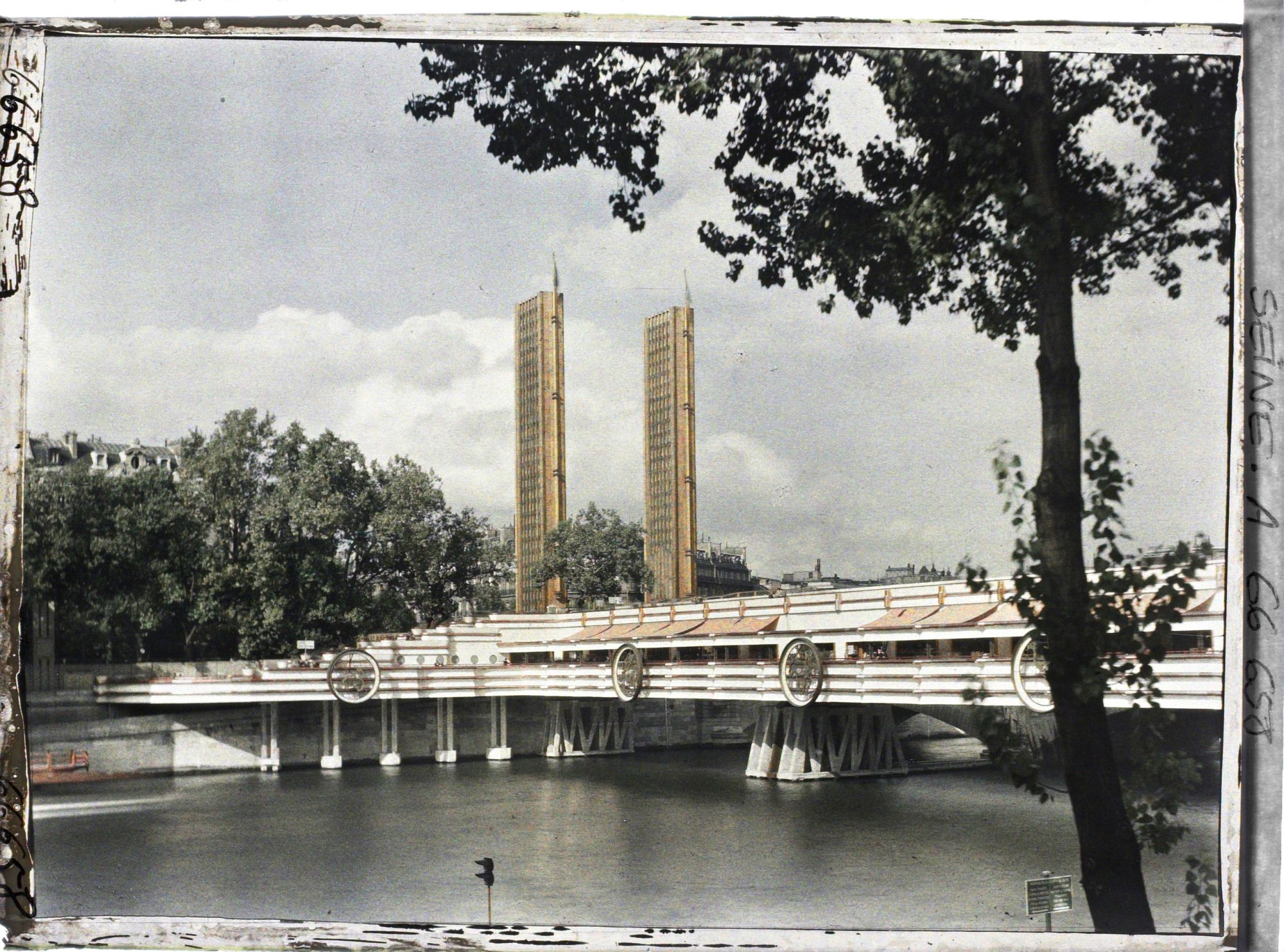 Image représentant L'Exposition internationale, la porte de l'Alma