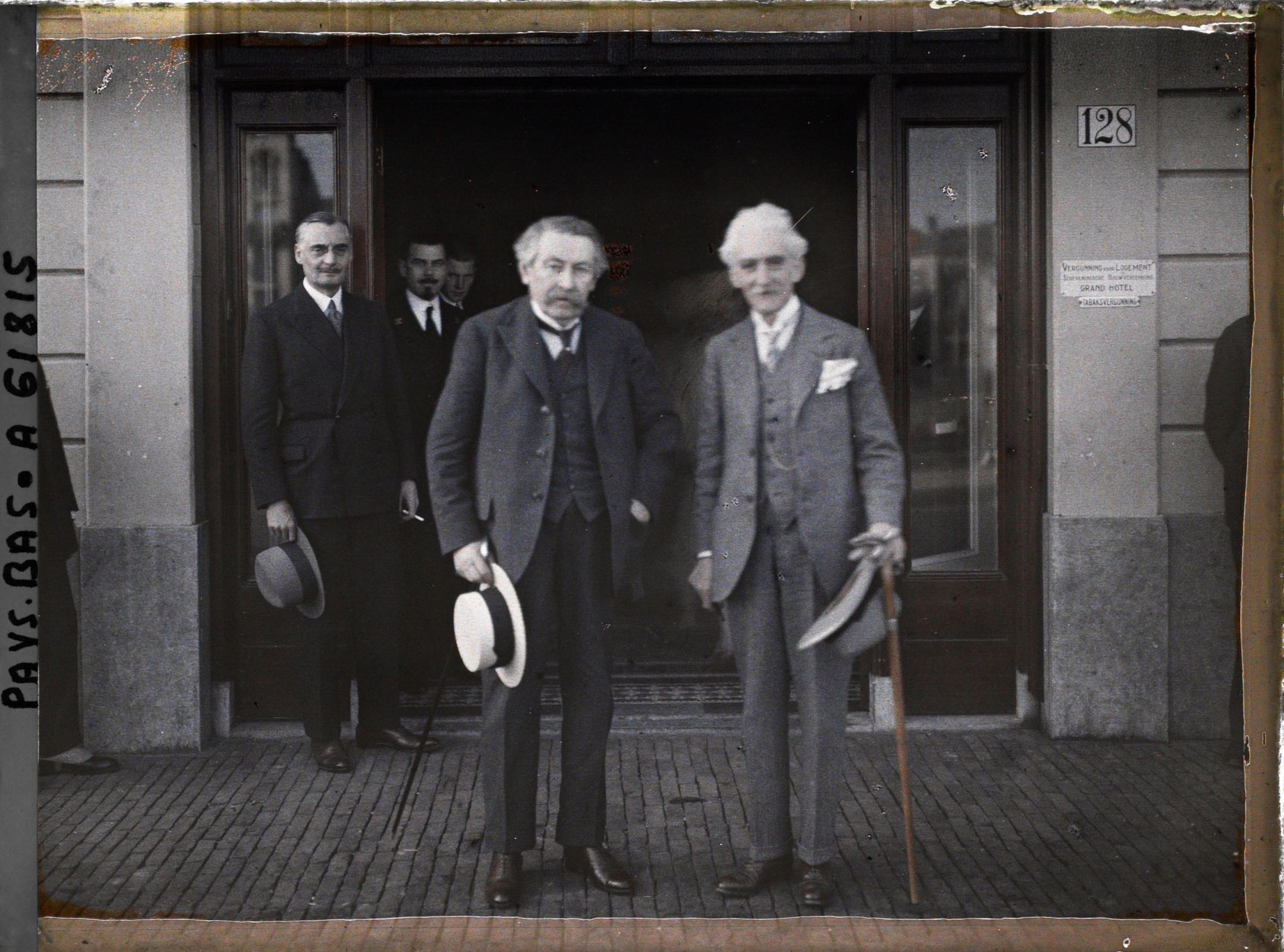 Image représentant MM. Aristide Briand et Hymans, sortant sortant d'un entretien avec M. Snowden, au Grand Hôtel, siège de la Délégation britannique