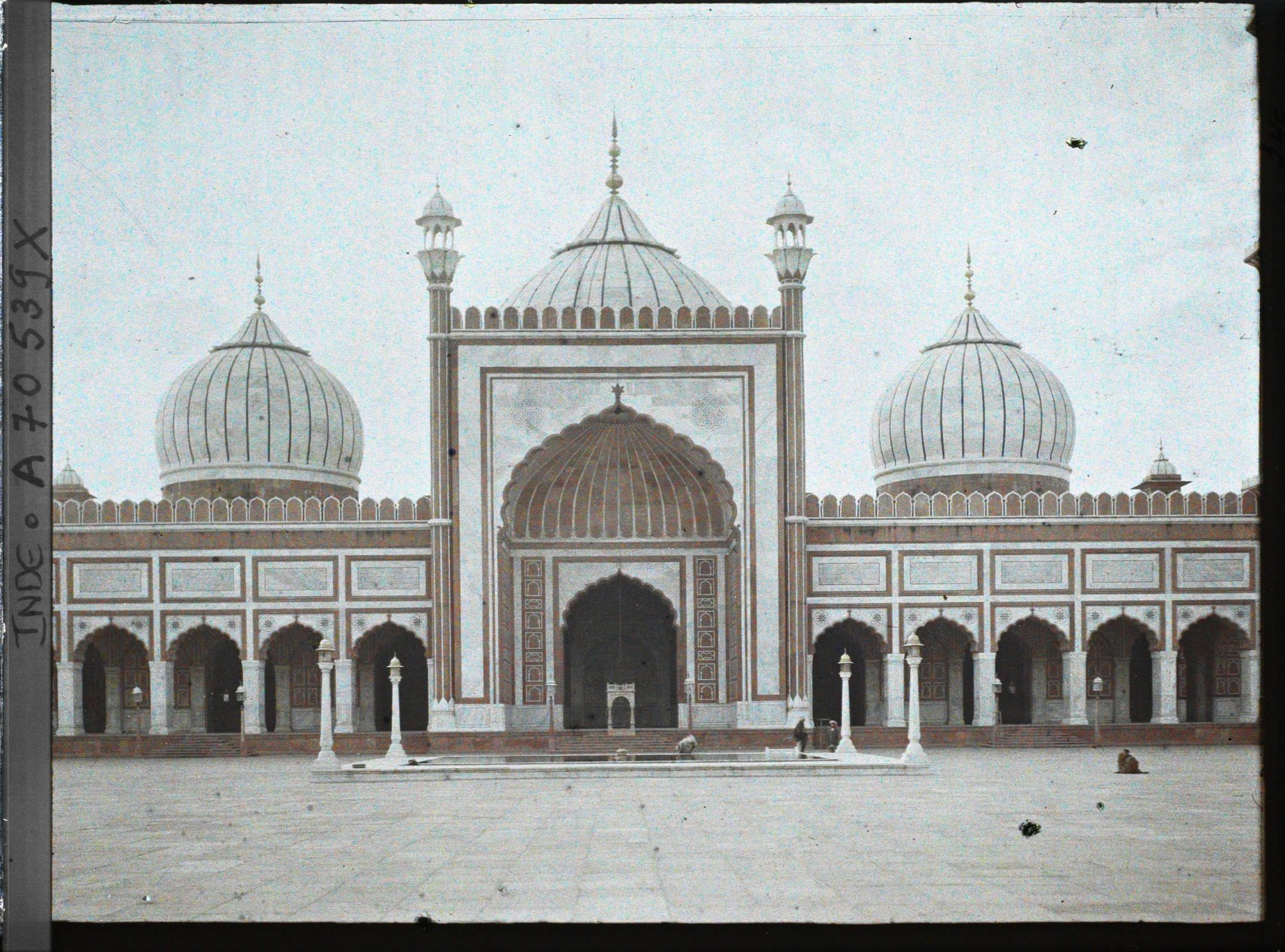 Image représentant Bassin aux ablutions et pishtâk de la salle de prière de la Grande Mosquée (Jama Masjid)