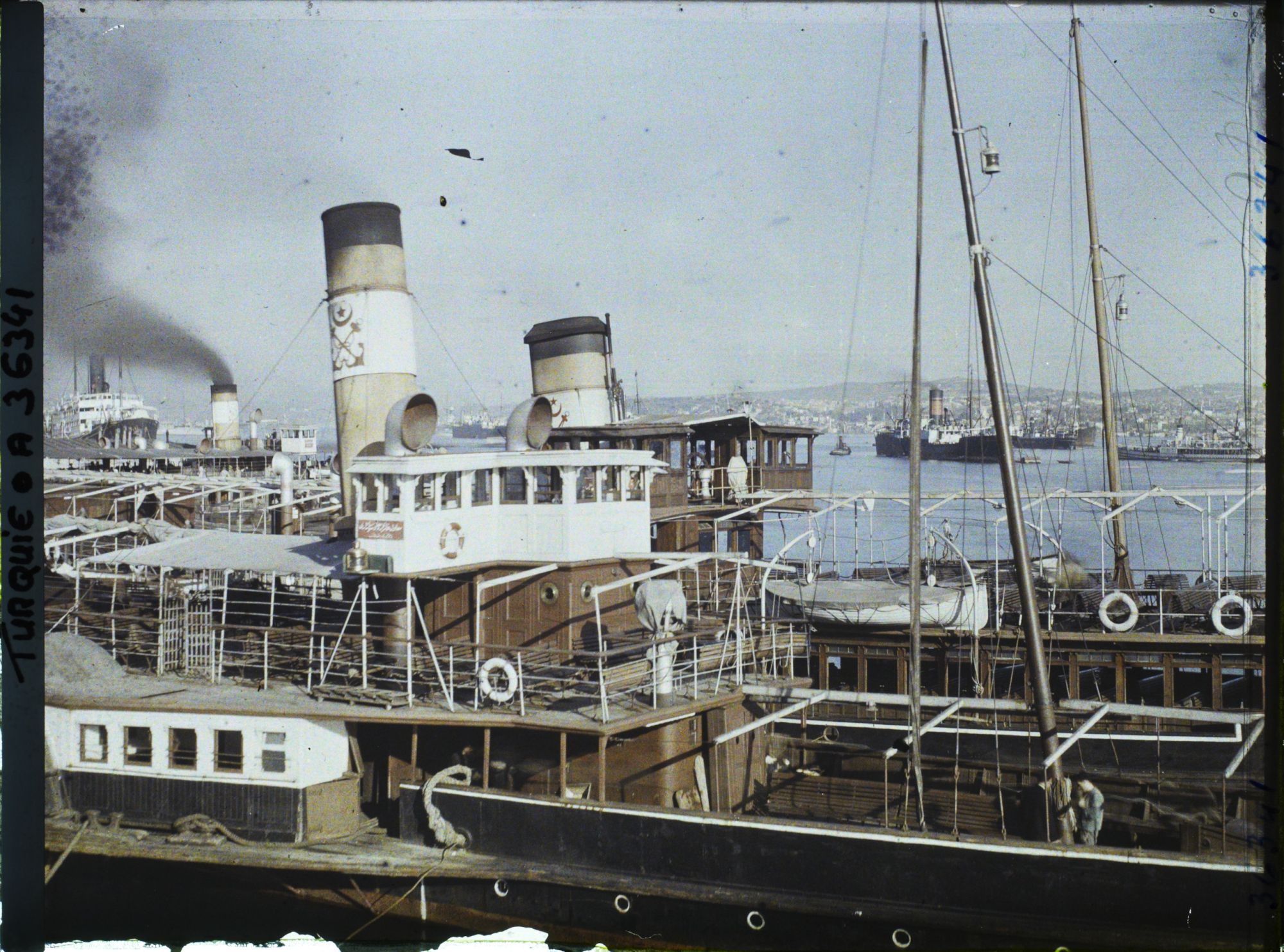 Image représentant Bateaux pour le transport de passagers au port de Galata