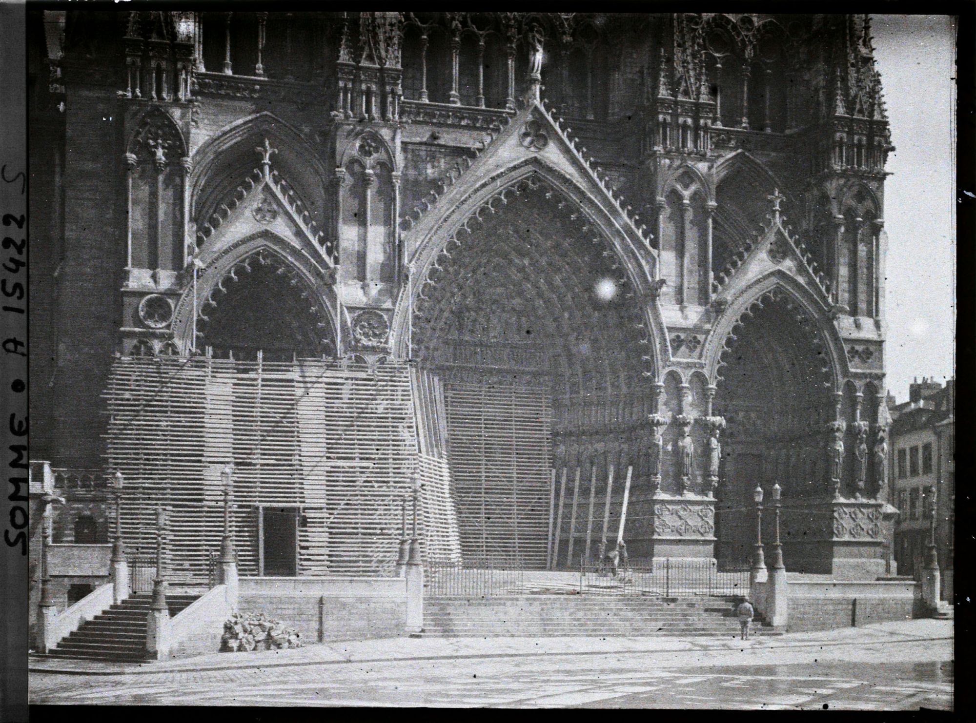 Image représentant France, Amiens, Façade principale de la Cathédrale, vue prise du Nord