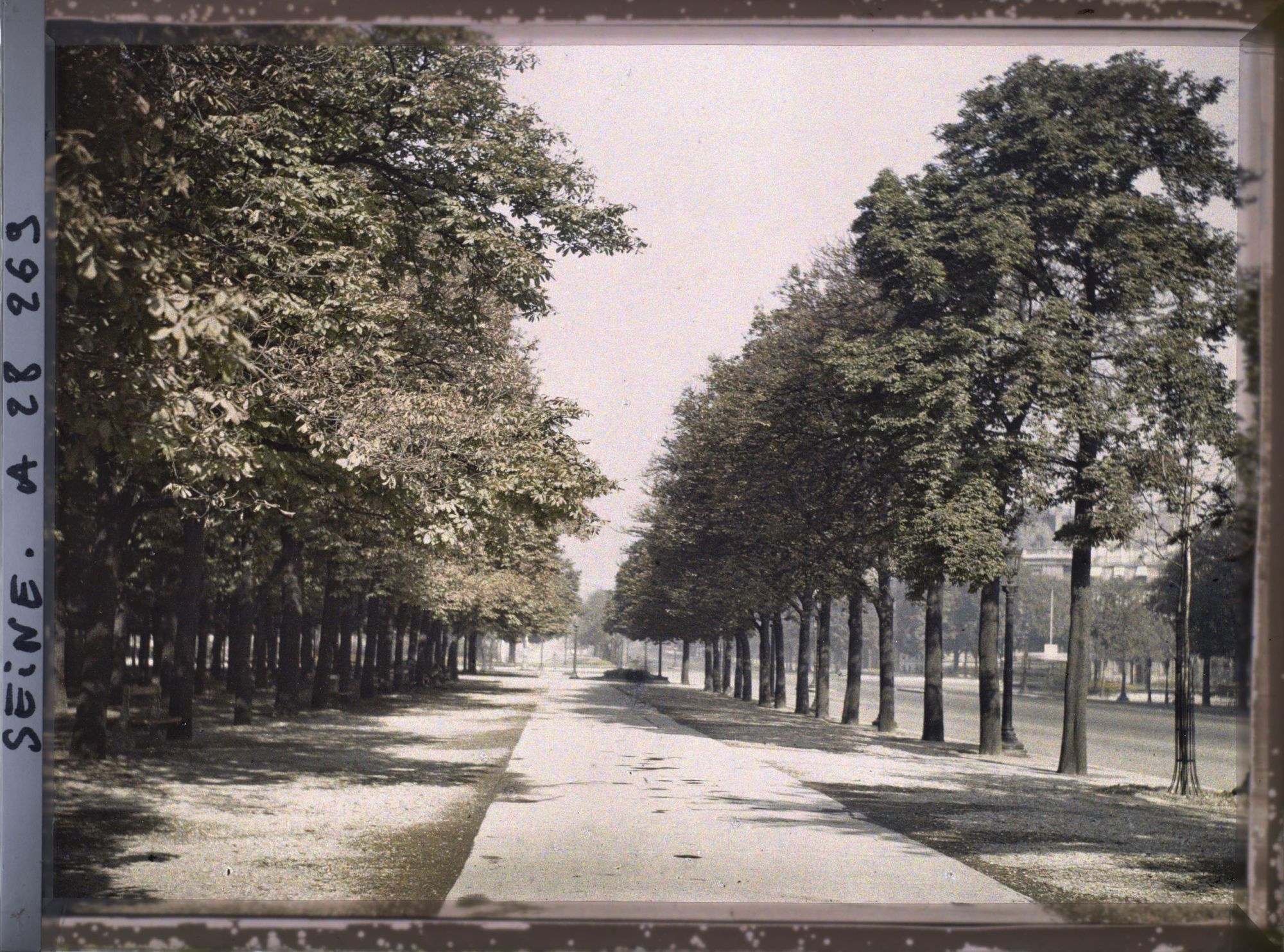 Image représentant Contre-allée des Champs-Elysées