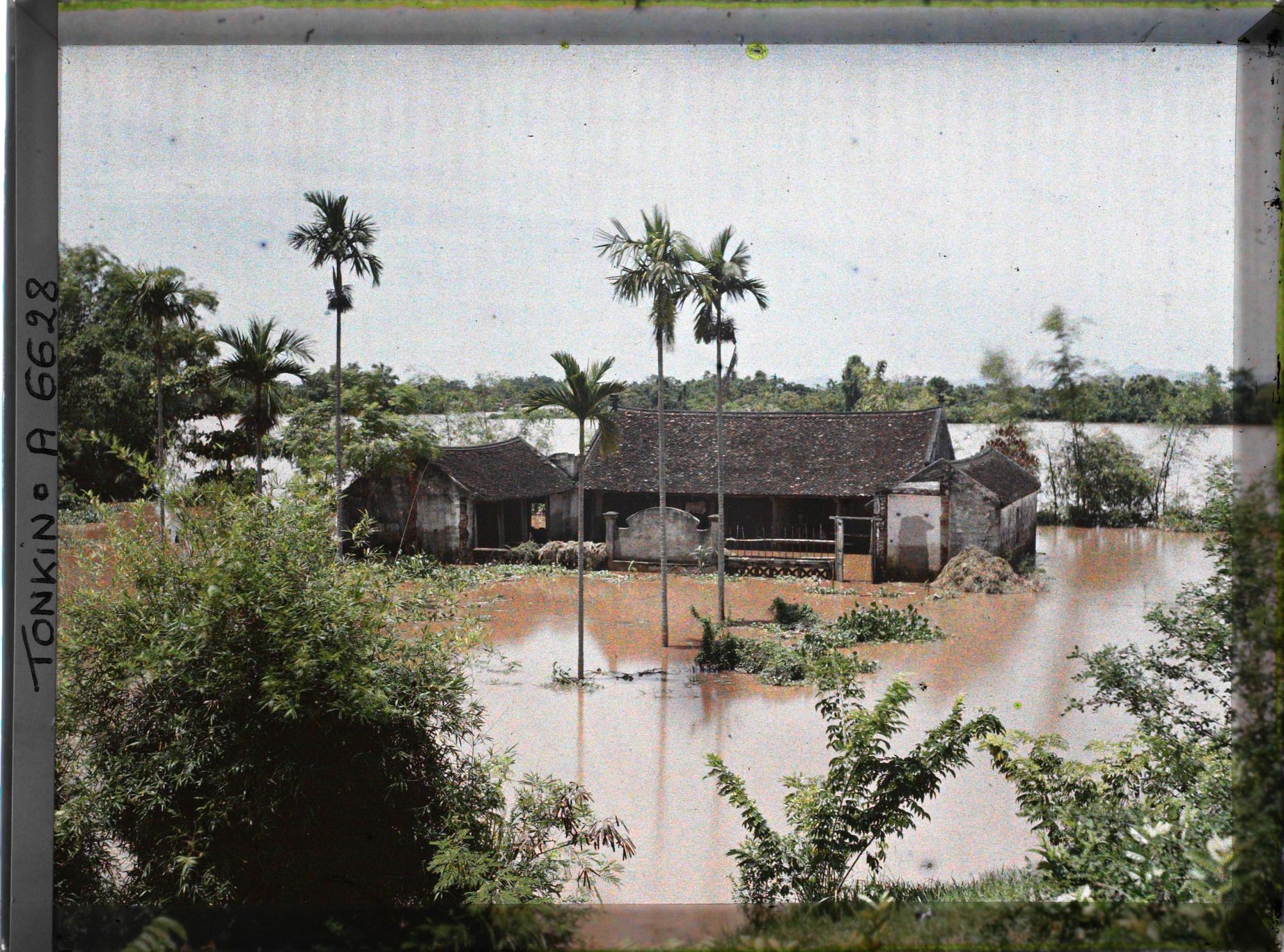 Image représentant Un temple bouddhique du village pendant les inondations