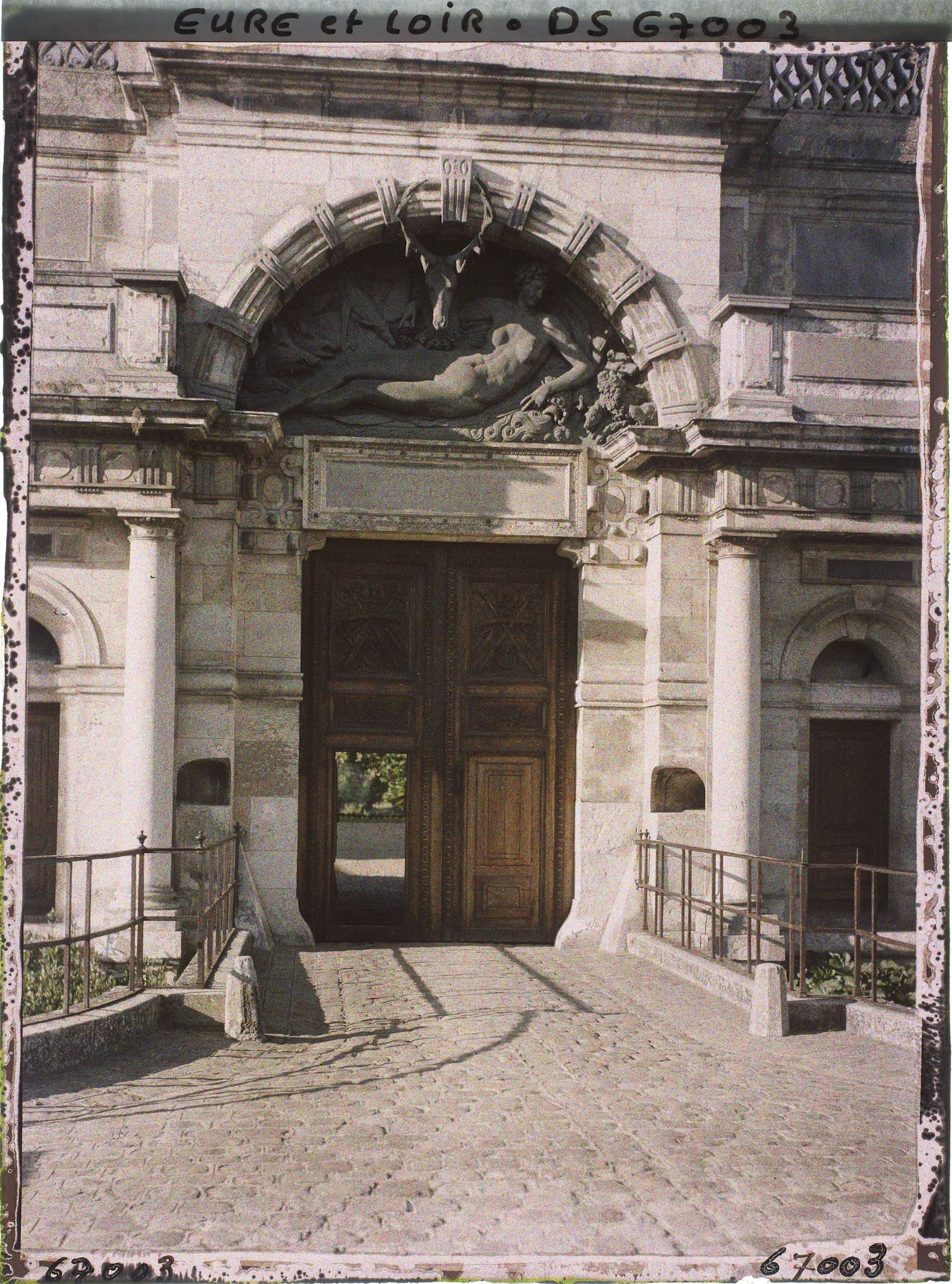 Image représentant Détail de la porte du portail d'entrée du château