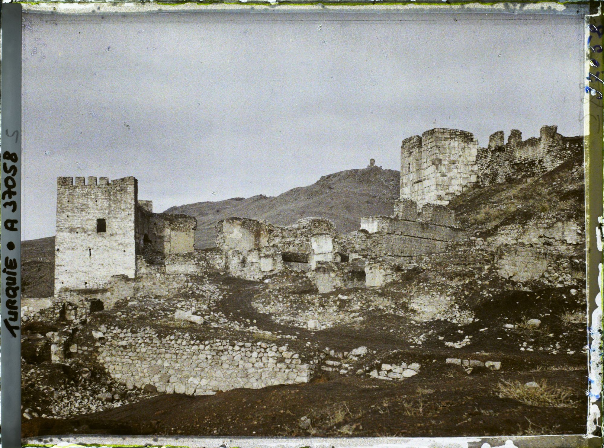 Image représentant Turquie, Angora, Tours de l'enceinte Sud, et au fond Observatoire de Tamerlan