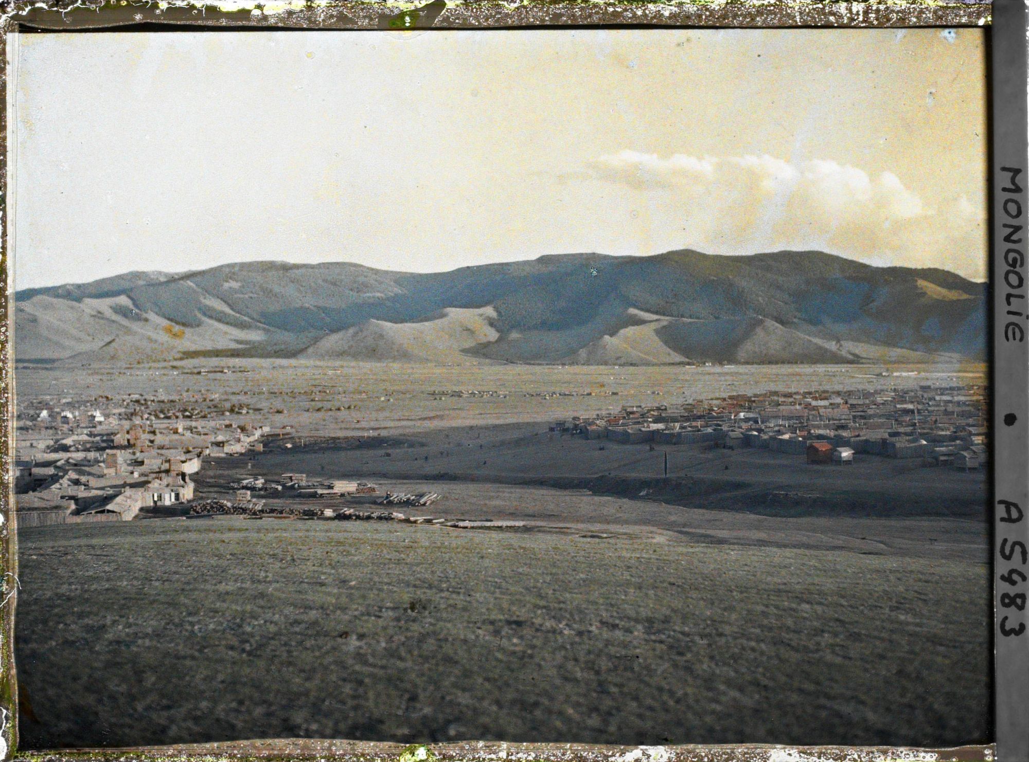 Image représentant L'extrémité du quartier commerçant Damnuurchin et l'est de la " ville des lamas " appelée Gandan