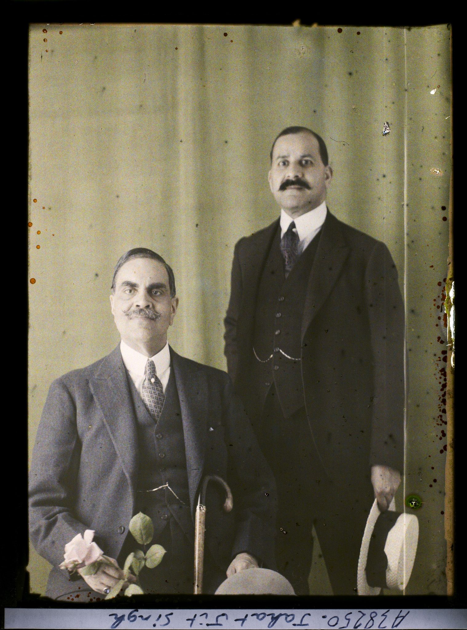 Image représentant Le maharadja de Kapurthala,  https://musee-albert-kahn.s-museum.fr/home/NWQ2OTAwYzNmYjZlZTk1ZWQwODJmMjY4L2dlbmVyaWMtbm90aWNlLXRhYi9hdXRob3JpdHkvNjE3YTc5ZjVjZjhiODk2OGIzMzM3ZDIx/5d6900c3fb6ee95ed082f268/generic-notice-tab/authority/617a79ebcf8b8968b3336fb0 Jagatjit Singh et  https://musee-albert-kahn.s-museum.fr/home/NWQ2OTAwYzNmYjZlZTk1ZWQwODJmMjY4L2dlbmVyaWMtbm90aWNlLXRhYi9hdXRob3JpdHkvNjE3YTc5ZjVjZjhiODk2OGIzMzM3ZDIx/5d6900c3fb6ee95ed082f268/generic-notice-tab/authority/617a79ebcf8b8968b3337647 Muhabbat Rai