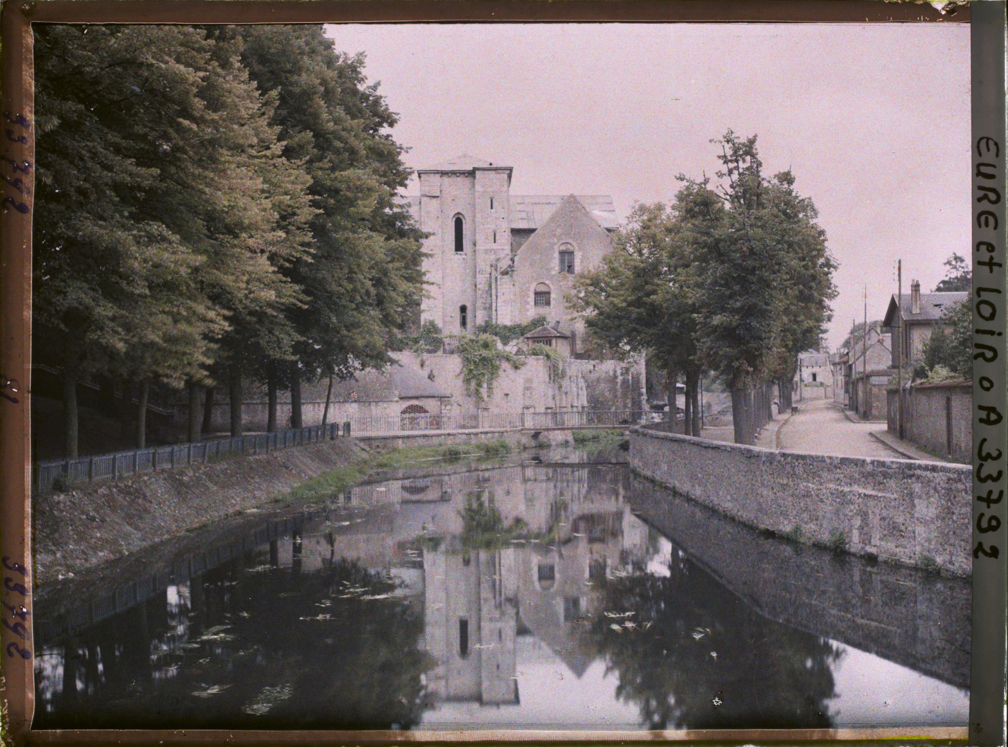 Image représentant Vue des bords de l'Eure et de la collégiale Saint-André, prise depuis le pont des Minimes