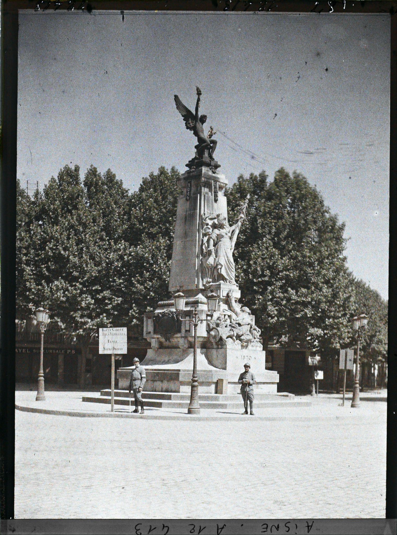 Image représentant Le monument aux morts de 1870 sur la place de la République