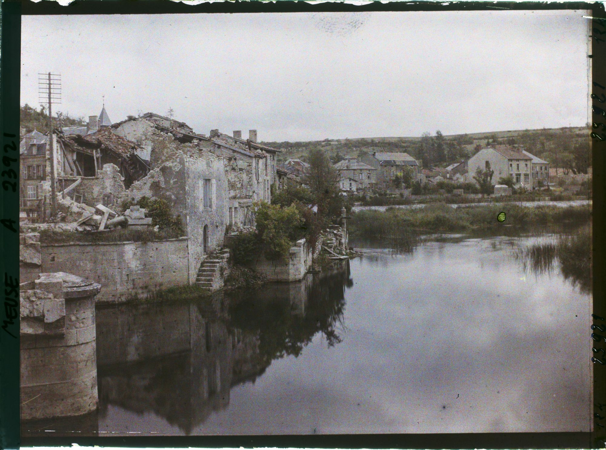 Image représentant France, Dun s/Meuse, Les bords de la Meuse vus vers l'amont