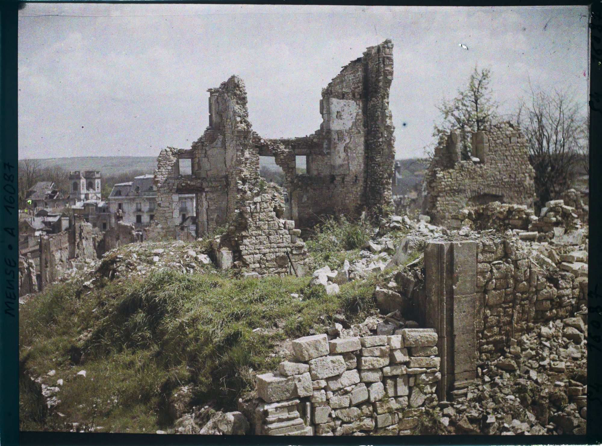Image représentant France, Verdun, Ruines de la Ville basse, Vue prise de la Place de la Magdelenie-au fond, l'Eglise St Sauveur