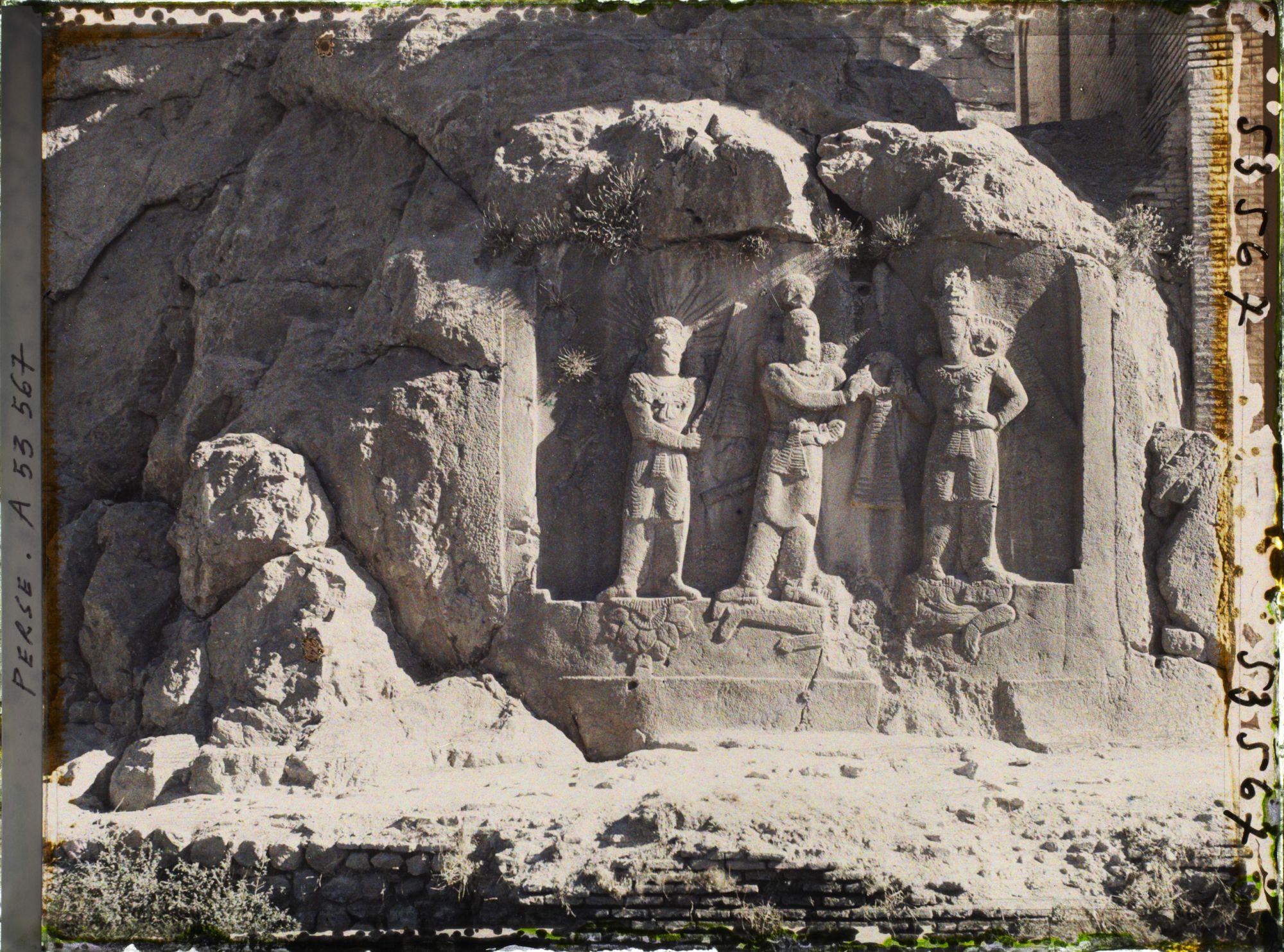 Image représentant A droite des grottes, haut-relief représentant l'investiture d'Ardashir II par Mithra et Ahura Mazda