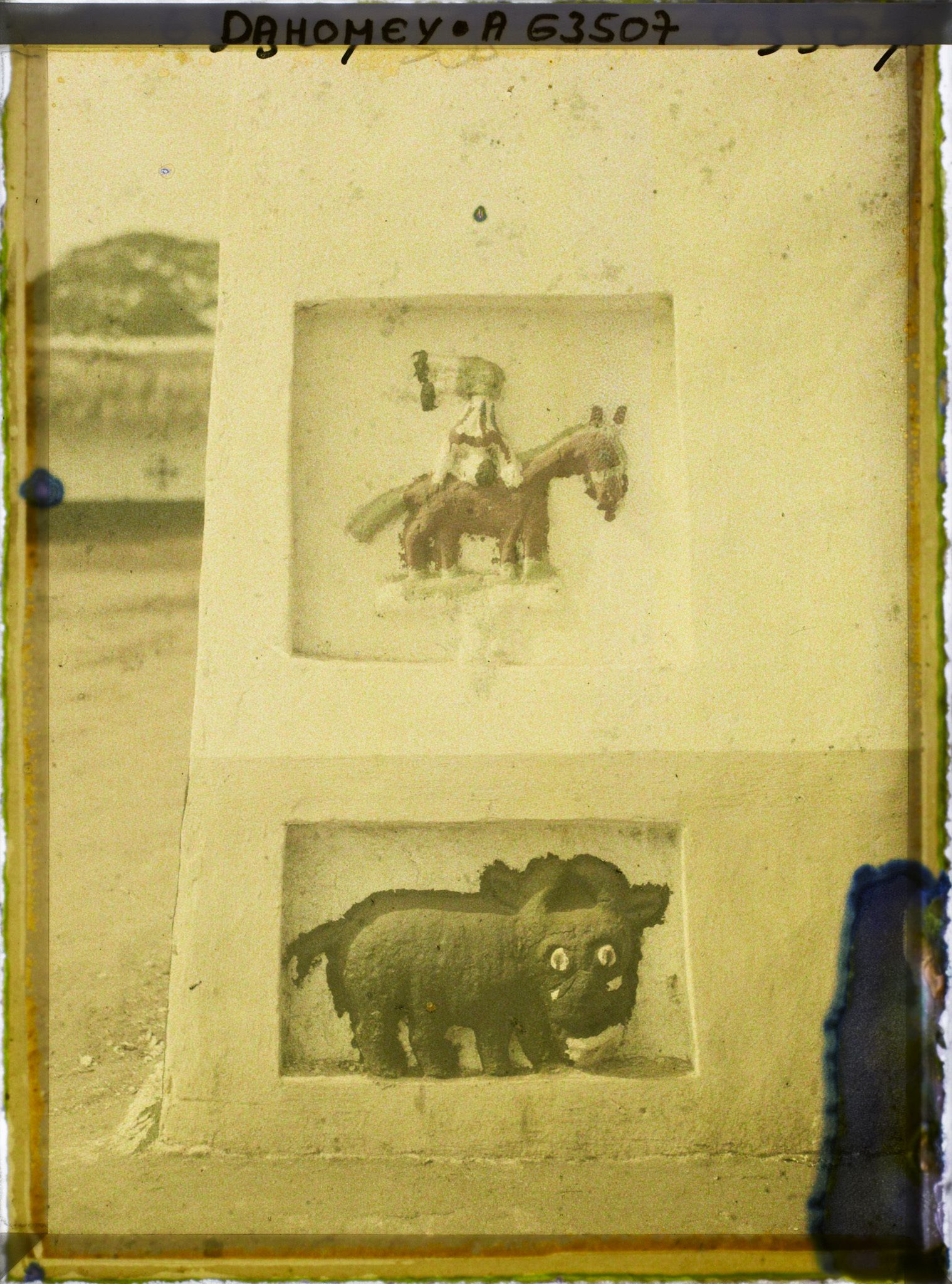 Image représentant Décor en relief de buffle et cavalier acrobate sur un bâtiment de réception (Ajalala) de la deuxième cour du palais de  null Glélé