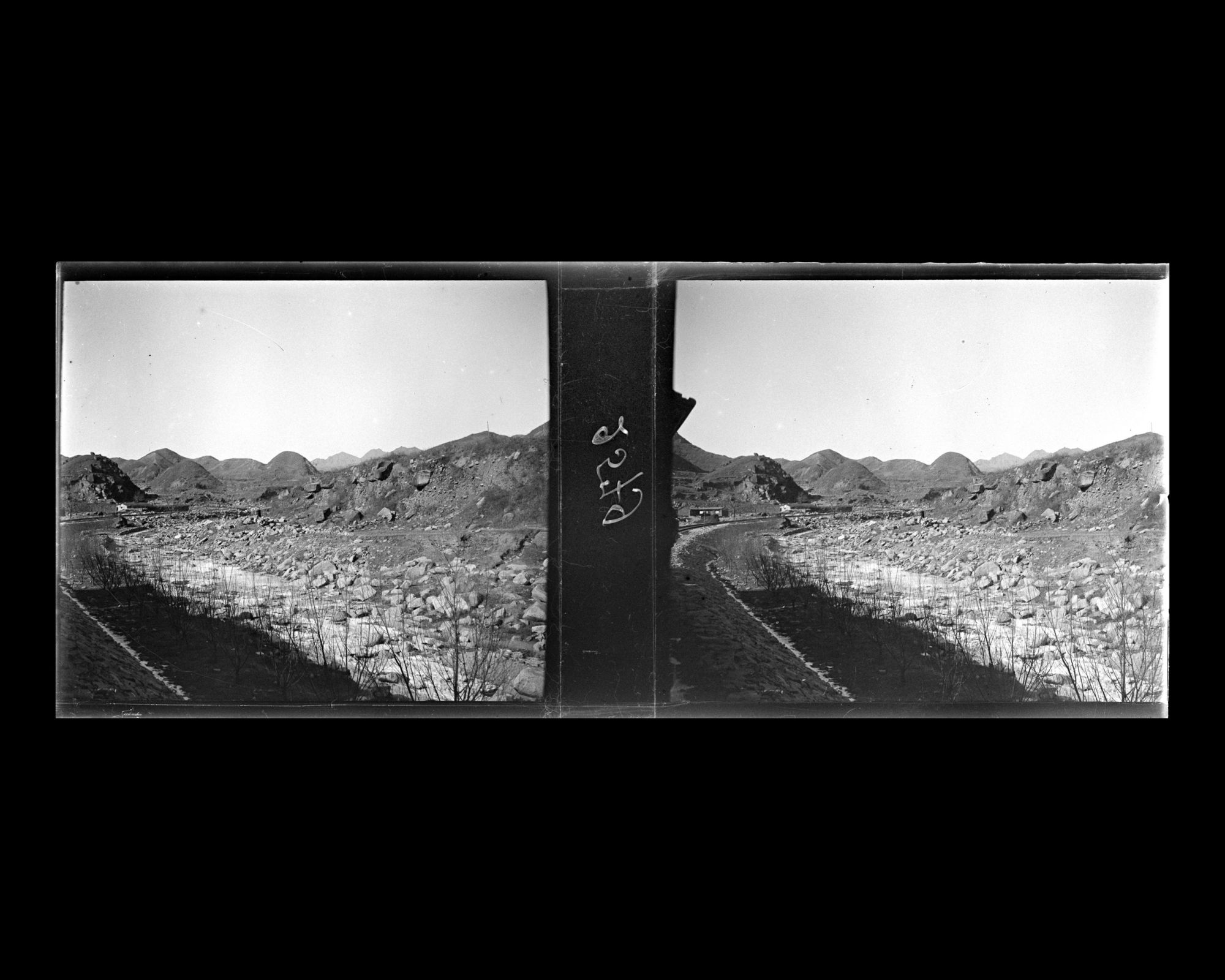 Image représentant La voie ferrée qui longe le lit du torrent Guangou ("torrent de la Passe")