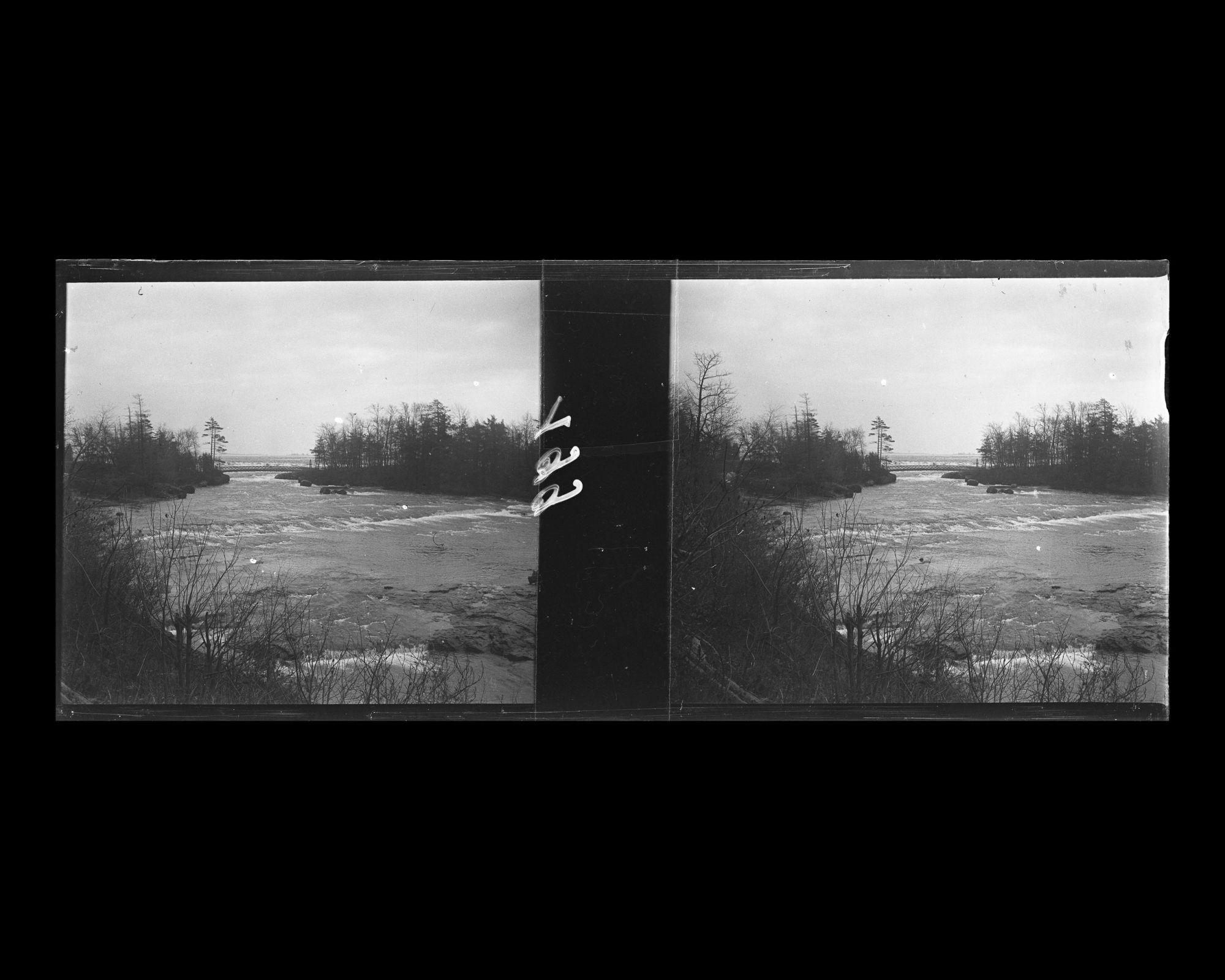 Image représentant Vue de la rivière Niagara prise depuis la rive américaine, au fond, probablement la passerelle de Three Sisters Island