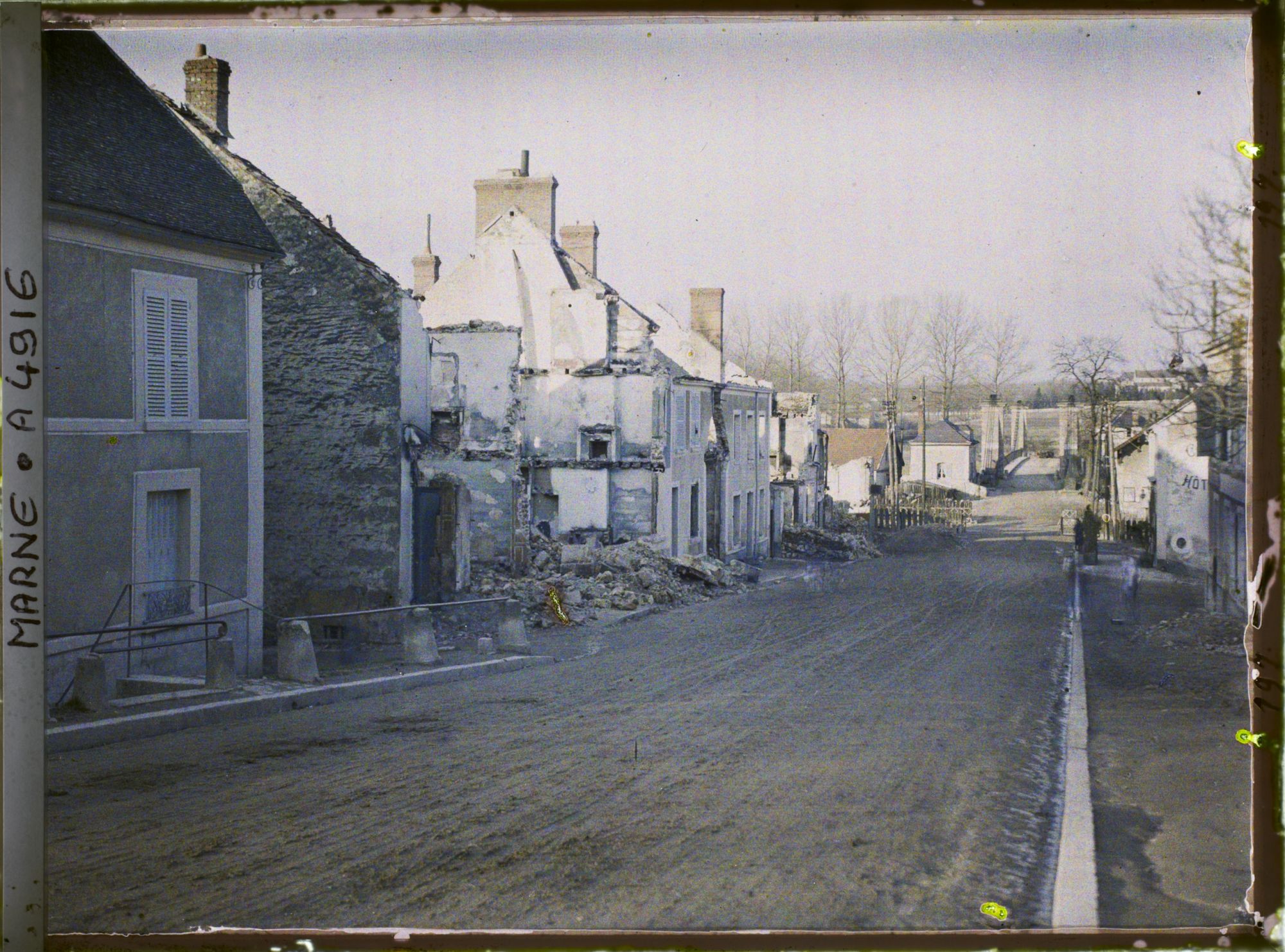 Image représentant Maisons détruites dans la rue principale