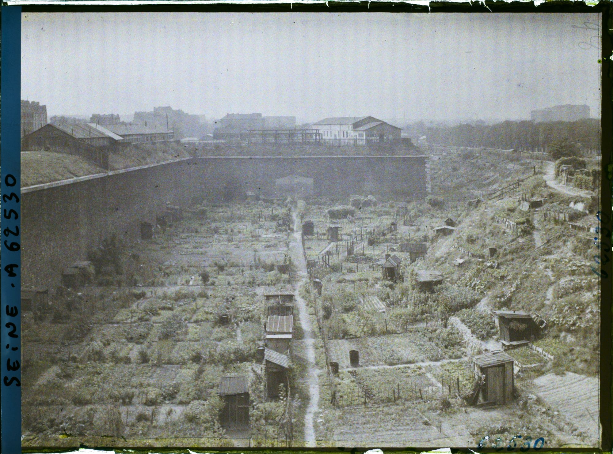 Image représentant Les jardins ouvriers dans les fossés des fortifications à la porte de Saint-Ouen