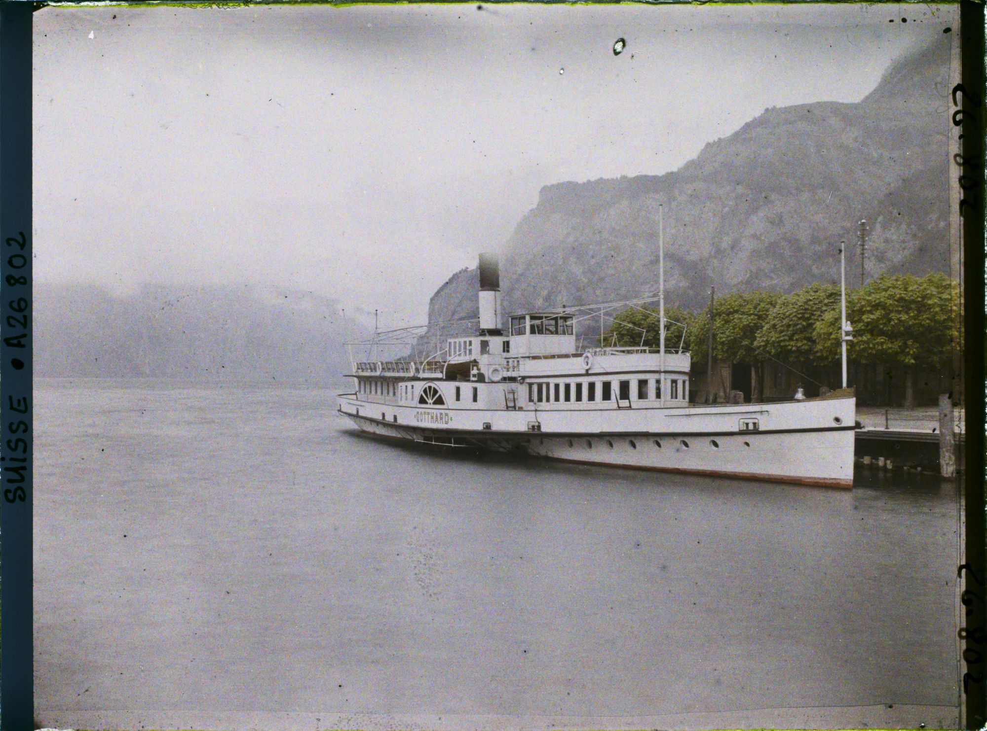 Image représentant Le vapeur Gotthard sur le lac des Quatre-Cantons au débarcadère de Flüelen