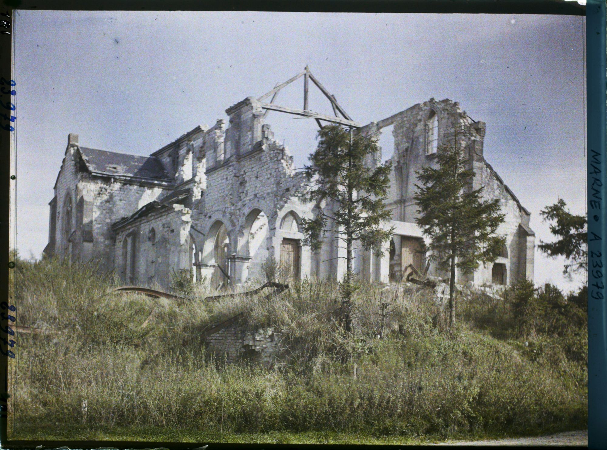 Image représentant France, Virginy, Vue d'ensemble de l'Eglise