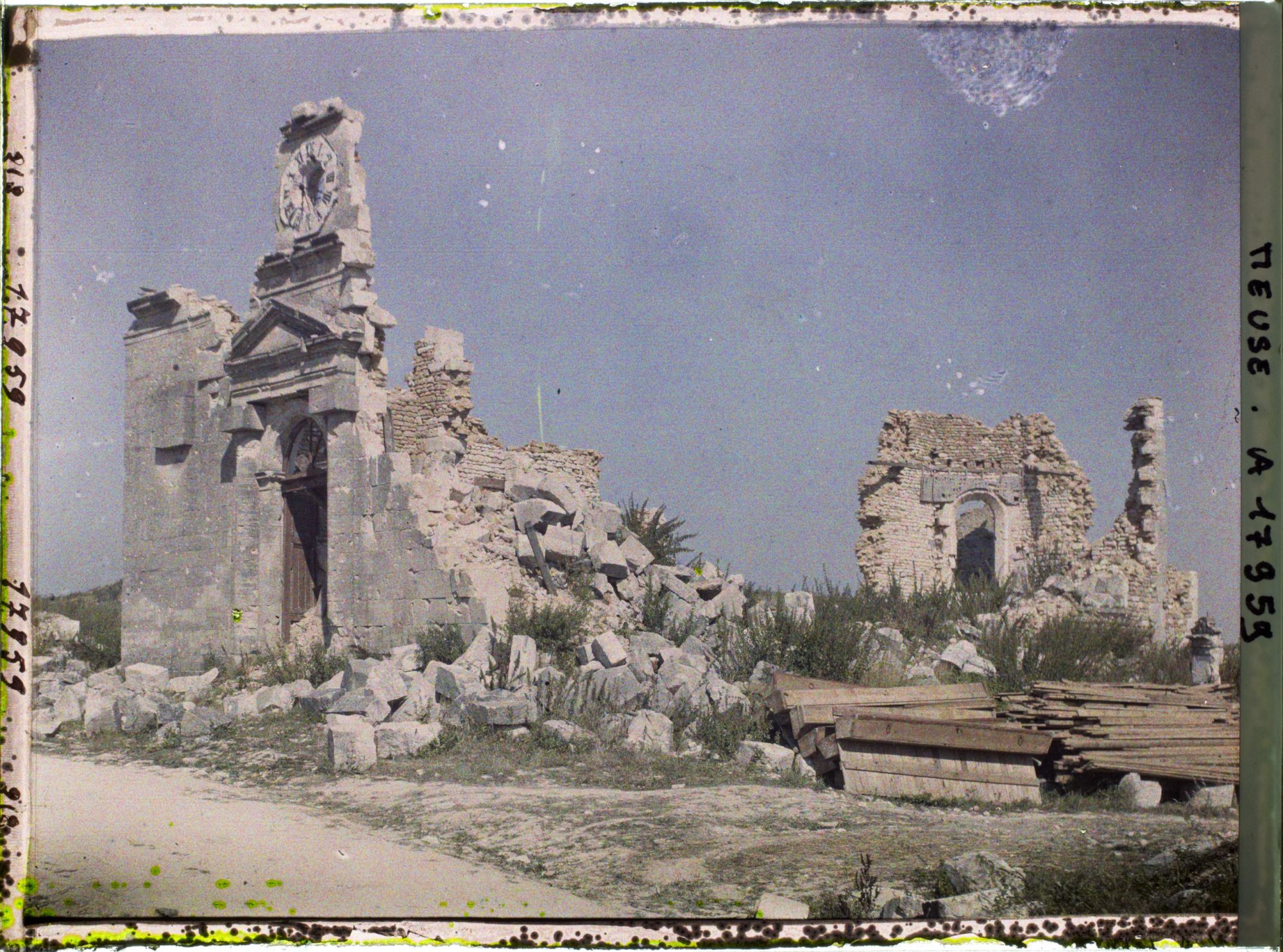 Image représentant France, Village des Eparges, L' Eglise du Village vue de la route