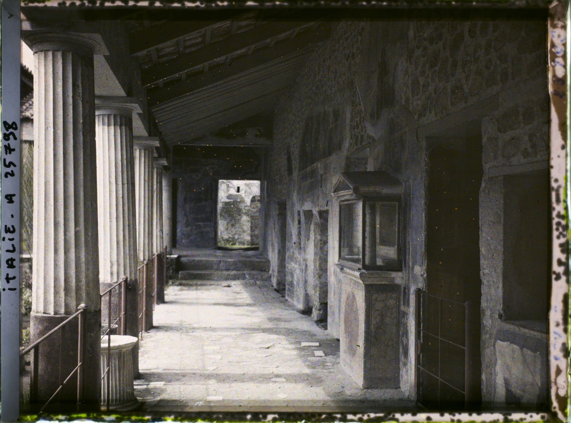 Image représentant Autre vue du péristyle de la maison des Amours dorés