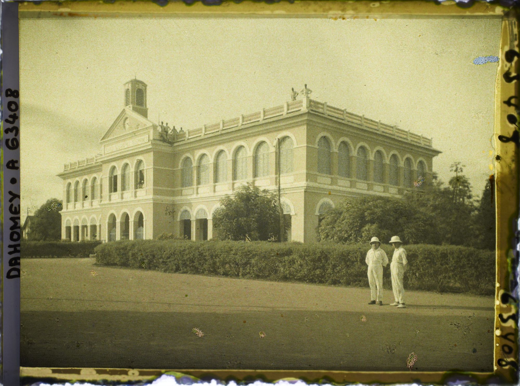 Image représentant Deux colons devant la Poste
