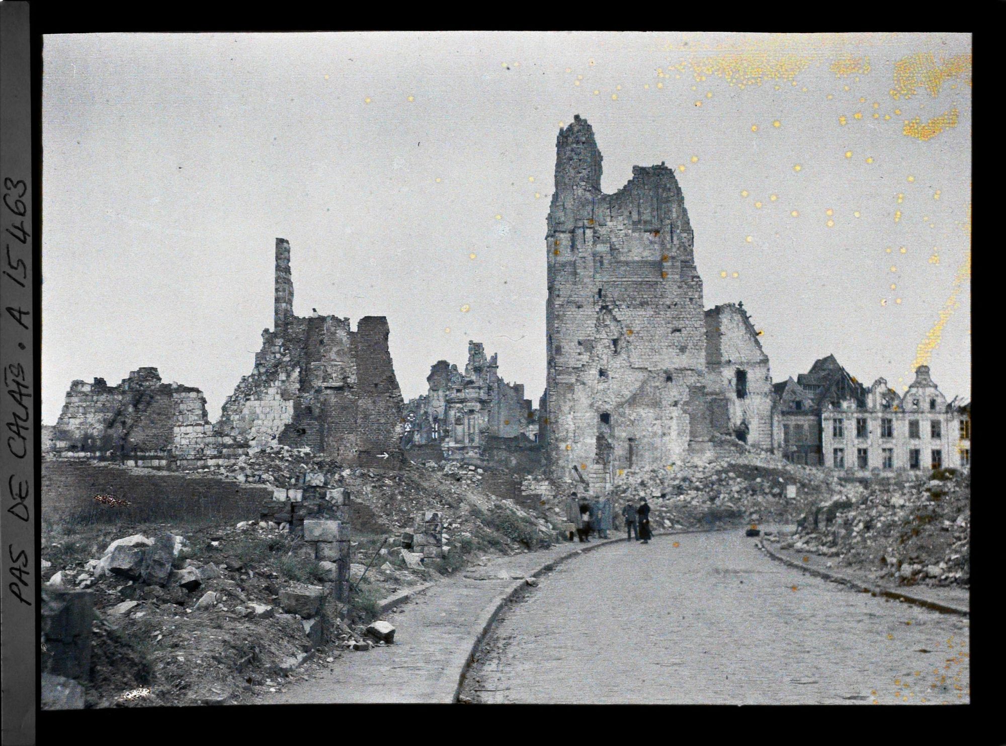 Image représentant France, Arras, La Rue St Géry et, au fond l'Hotel de Ville