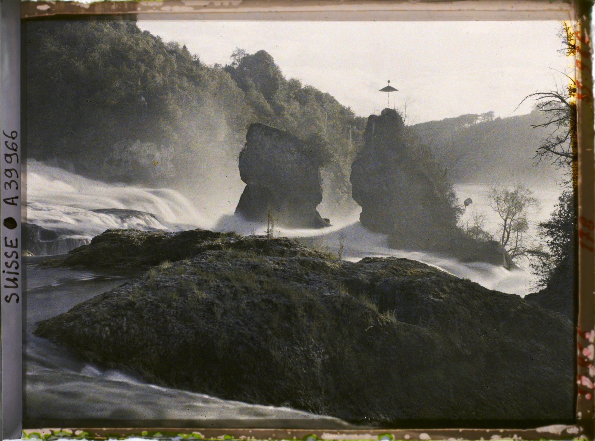 Image représentant Les deux rochers au milieu des chutes du Rhin