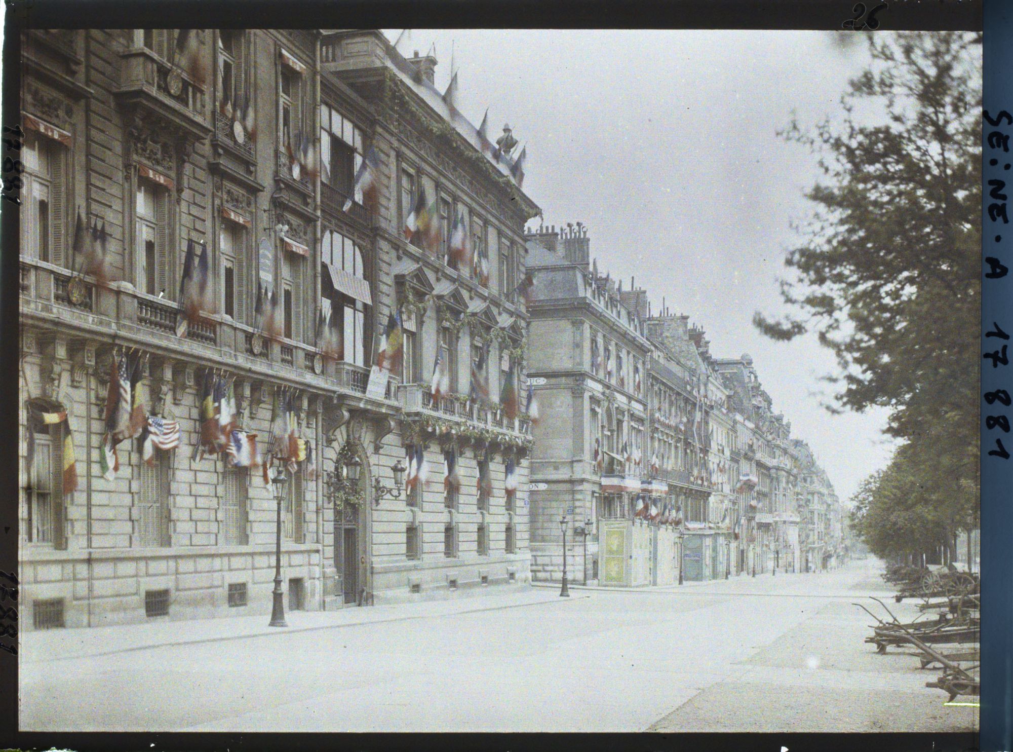 Image représentant Pavoisements et canons sur l'avenue des Champs-Elysées, au niveau du n°136