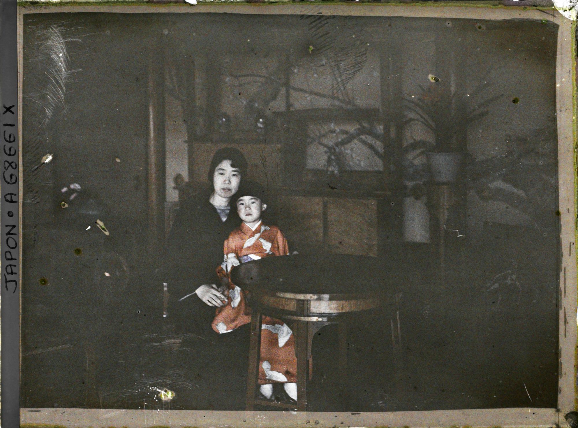 Image représentant Résidence de la famille Kitashirakawa (intérieur), la princesse Kitashirakawa (Fusako) et la plus jeune de ses trois filles, prénommée Taeko, dans le salon du Prunier (Ume-no-ma)