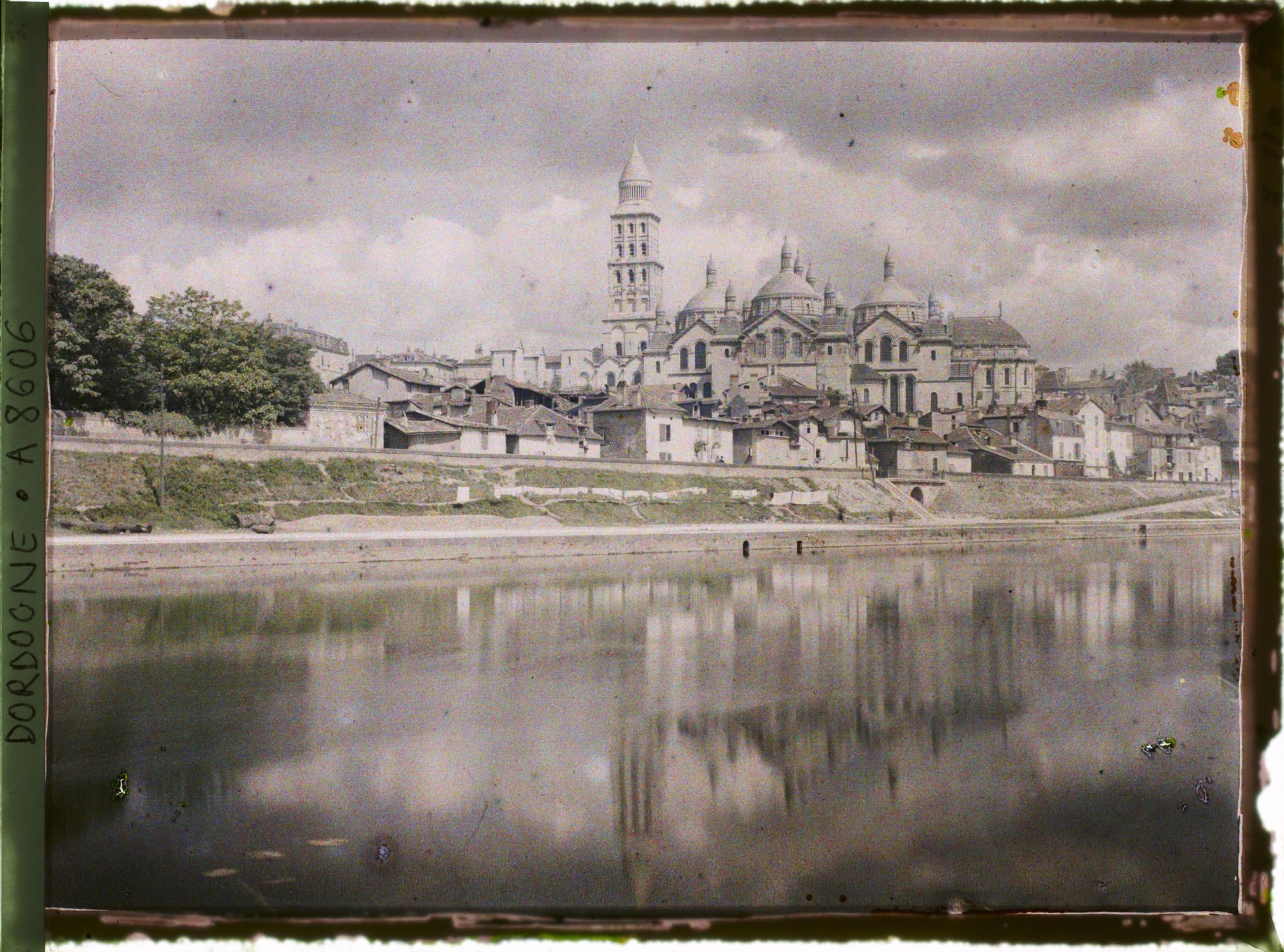 Image représentant France, Périgueux, Vue d'ensemble de Périgueux et de la cathédrale