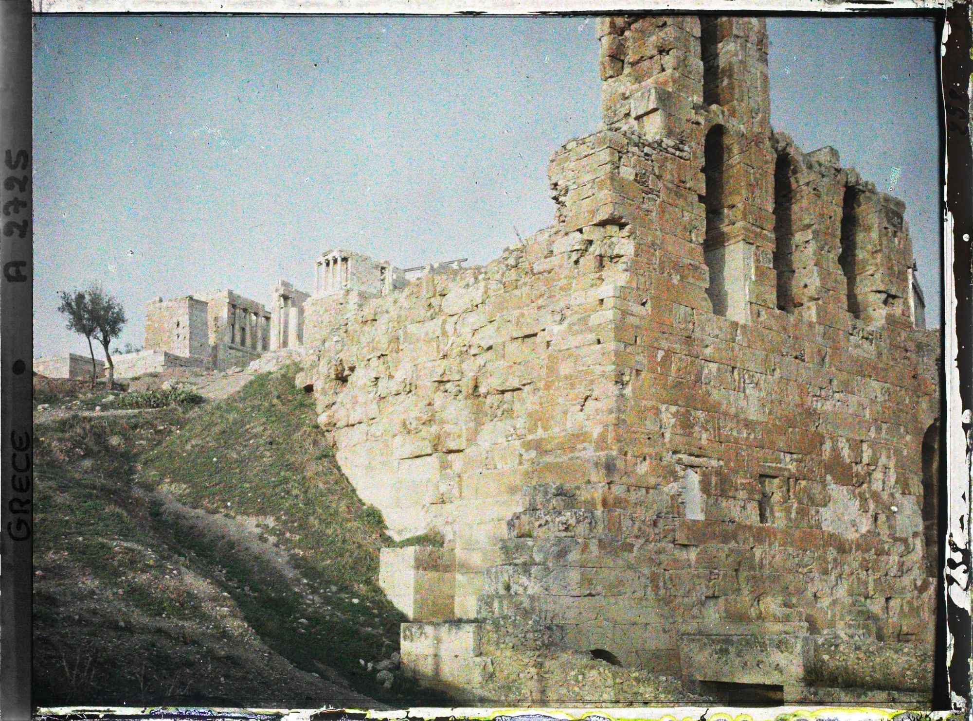 Image représentant Au pied de l'Acropole, (en haut, à l'arrière plan), vestiges de l'Odéon d'Herode Atticus
