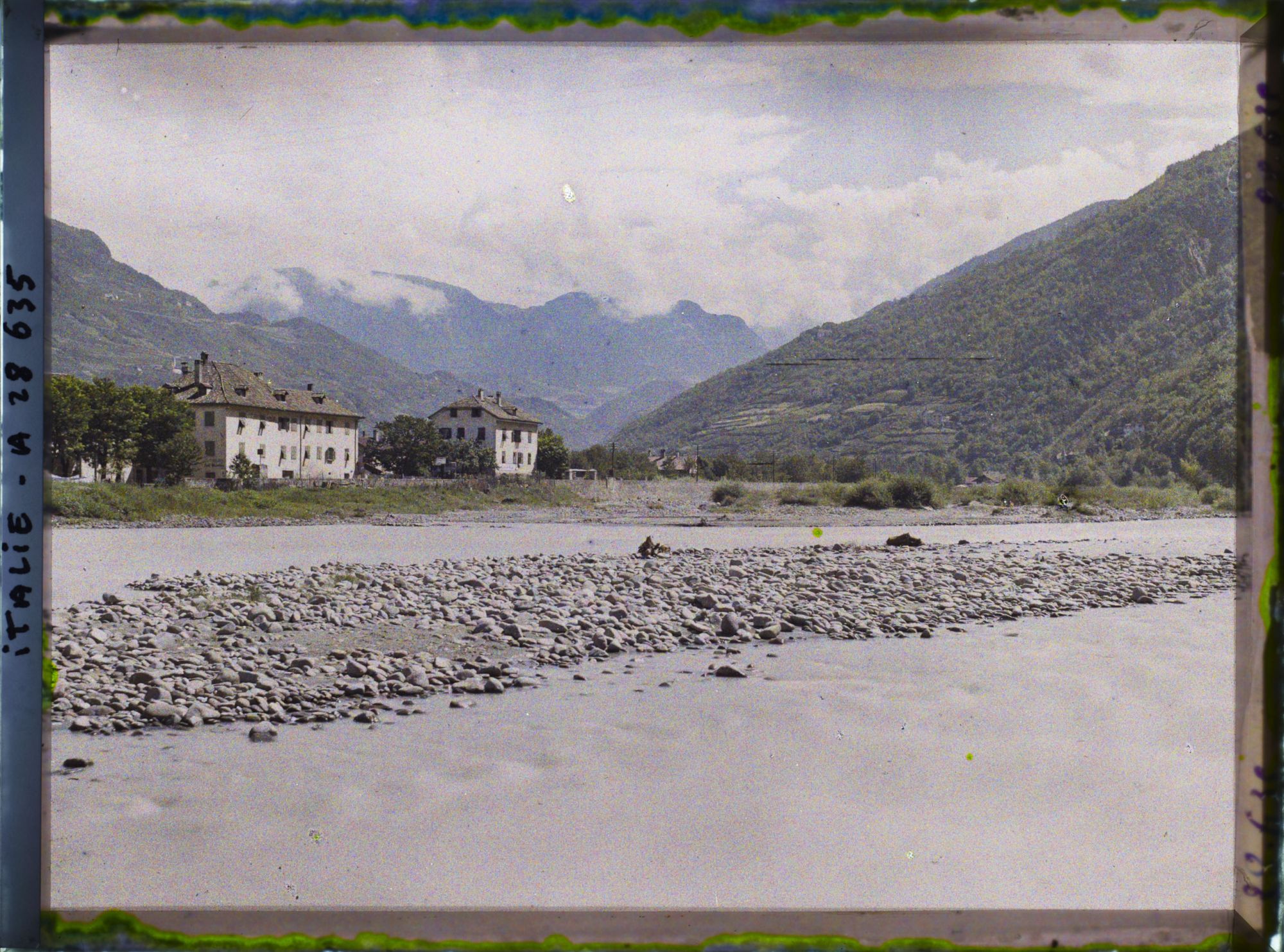 Image représentant La rivière et la vallée d'Isarco (Eisack). A droite et au fond, le massif du Catinaccio (Rosengarten). A gauche, l'élévation menant au plateau de Renon (Ritten)