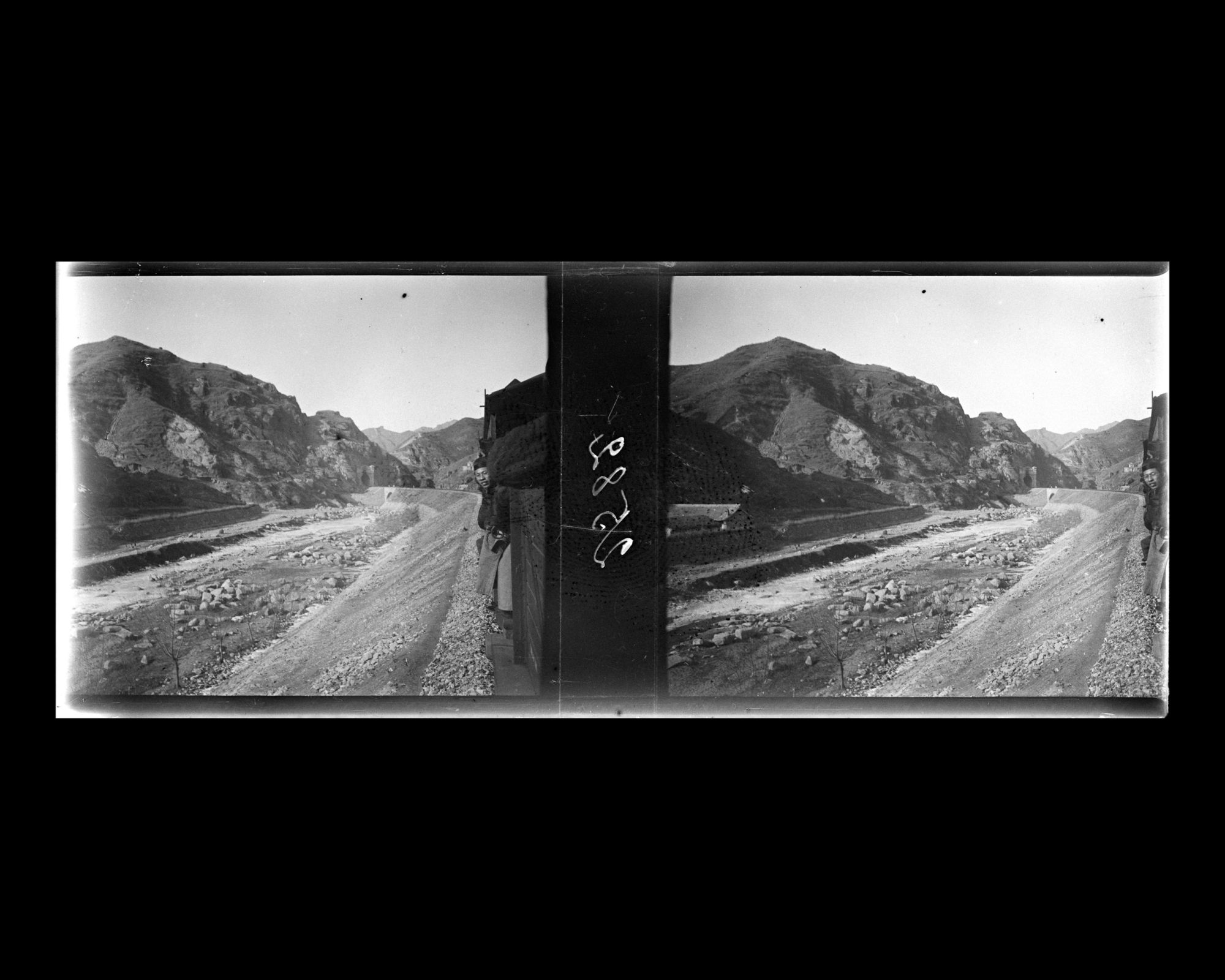 Image représentant La voie ferrée coupe le lit du cours d'eau asséché avant le tunnel de Wuguitou