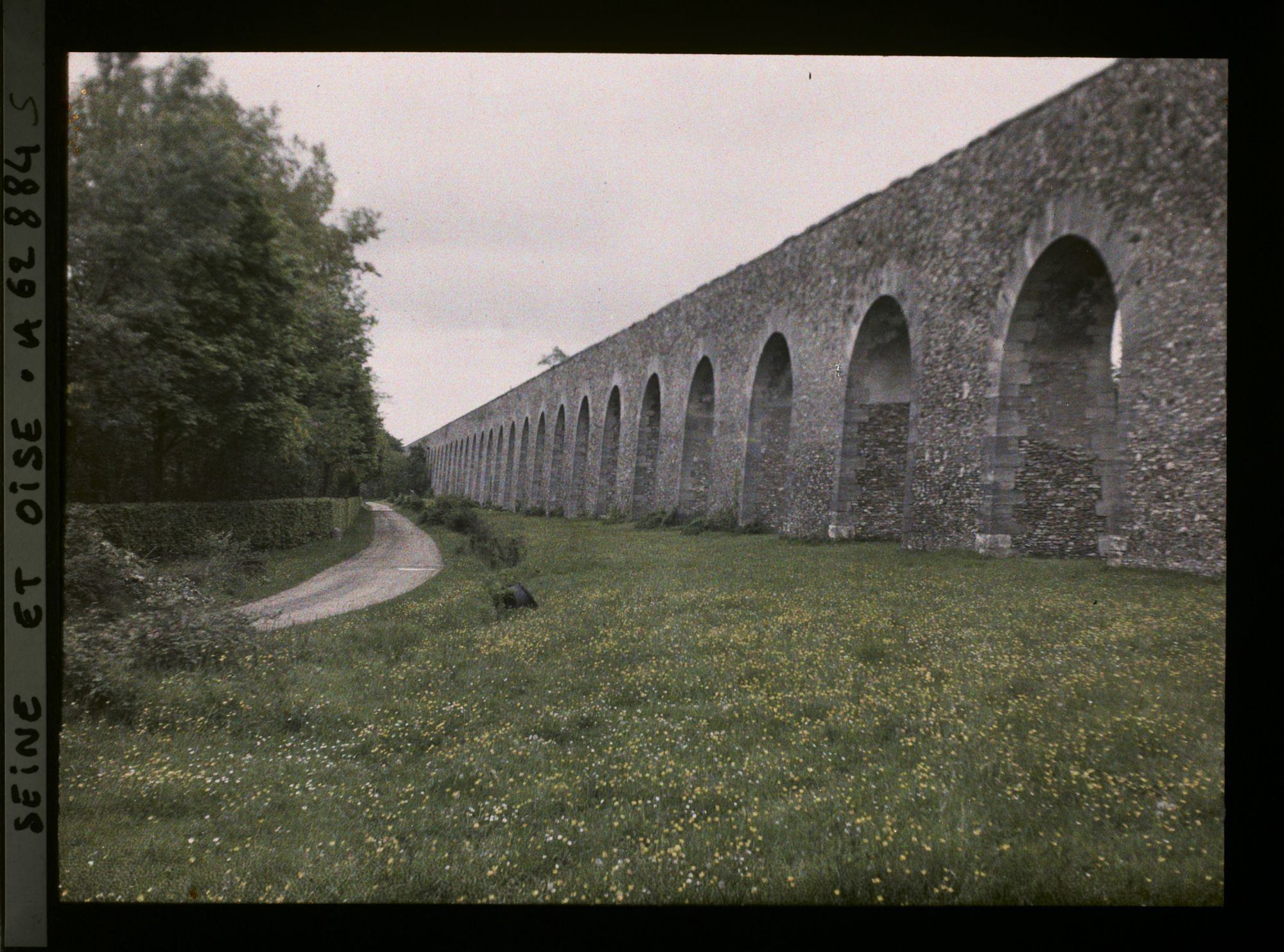Image représentant France, Louveciennes, L'aqueduc