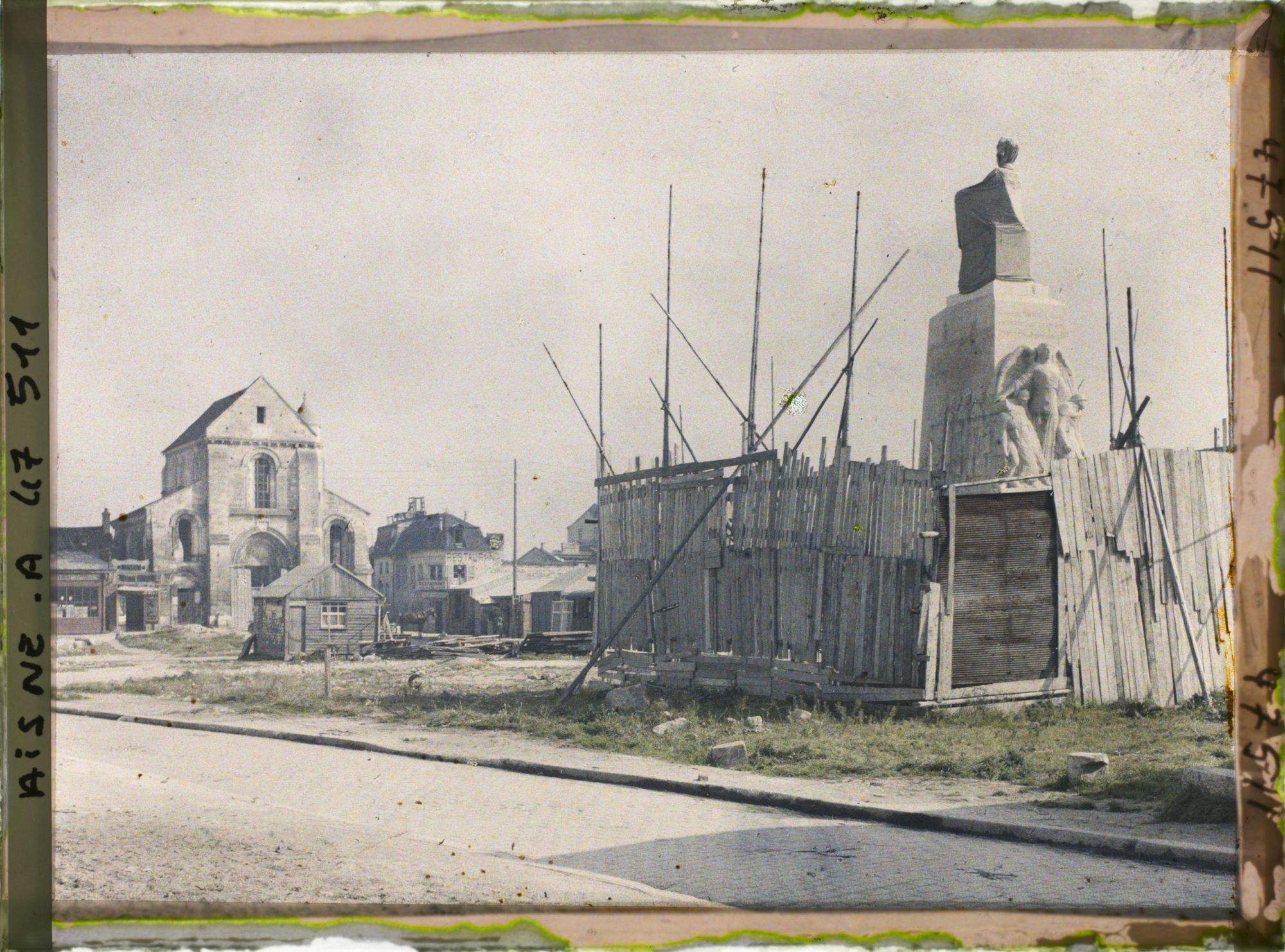 Image représentant France, Soissons, Monumt aux Morts en Construction et St Pierre au Parvis