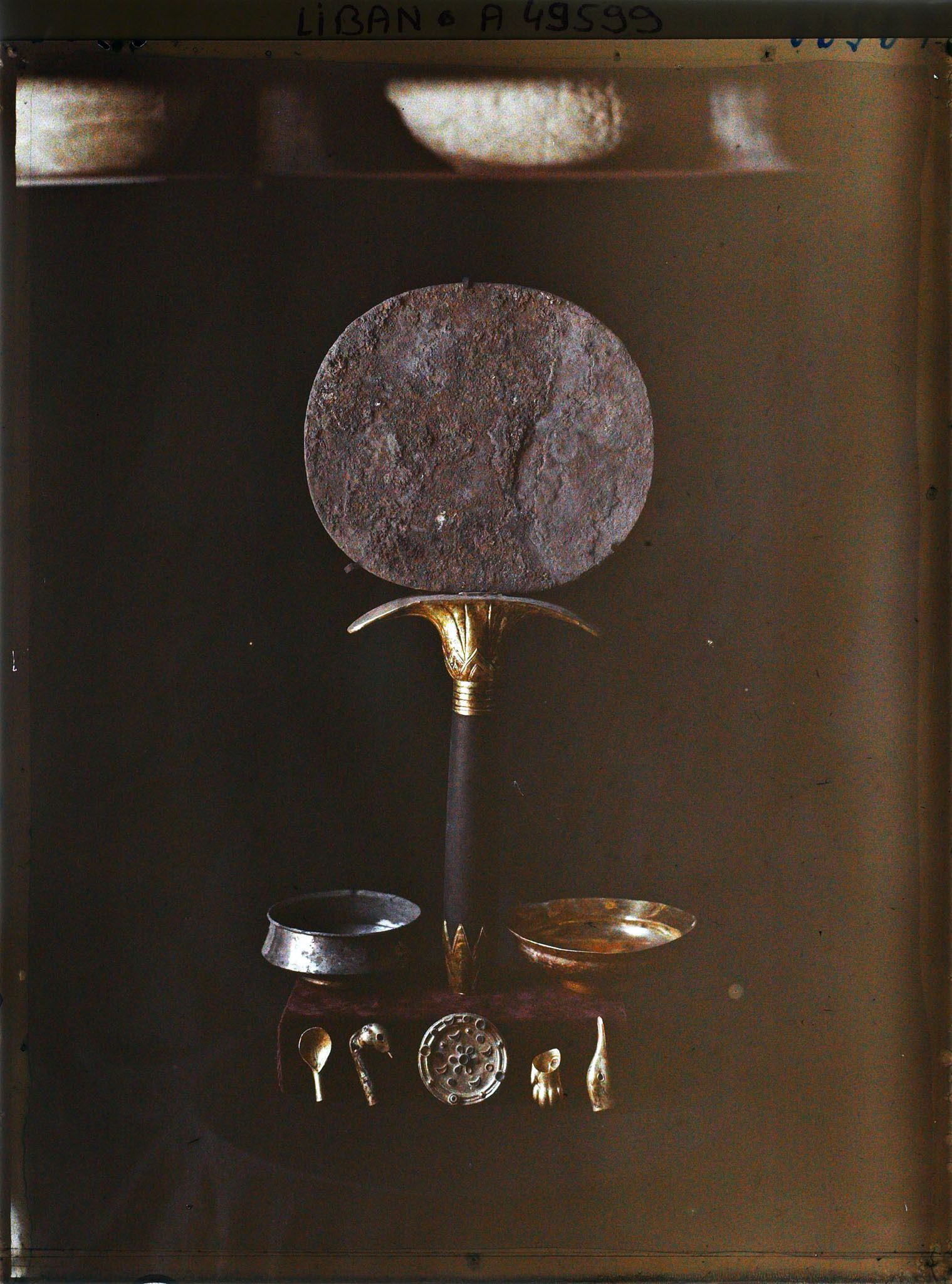 Image représentant Un miroir, deux coupes et des petits objets