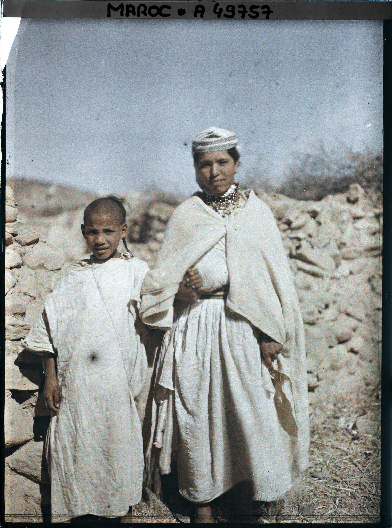 Image représentant Jeune femme et garçon berbères