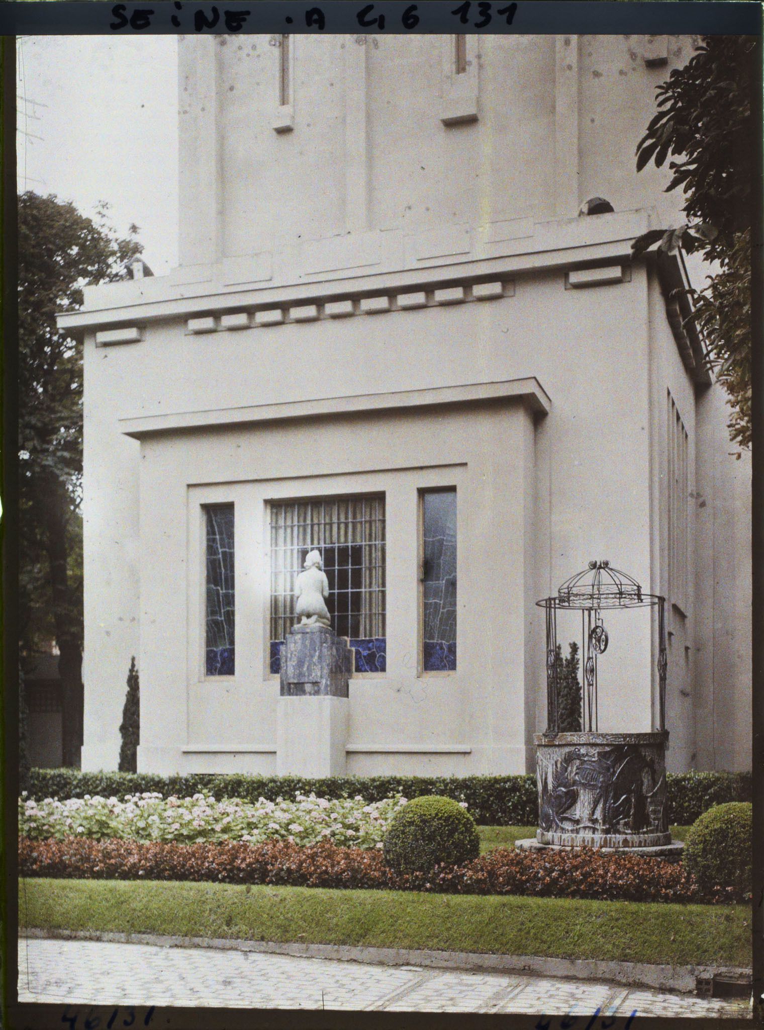 Image représentant L'Exposition des arts décoratifs, Jardin et puits du pavillon de la Belgique