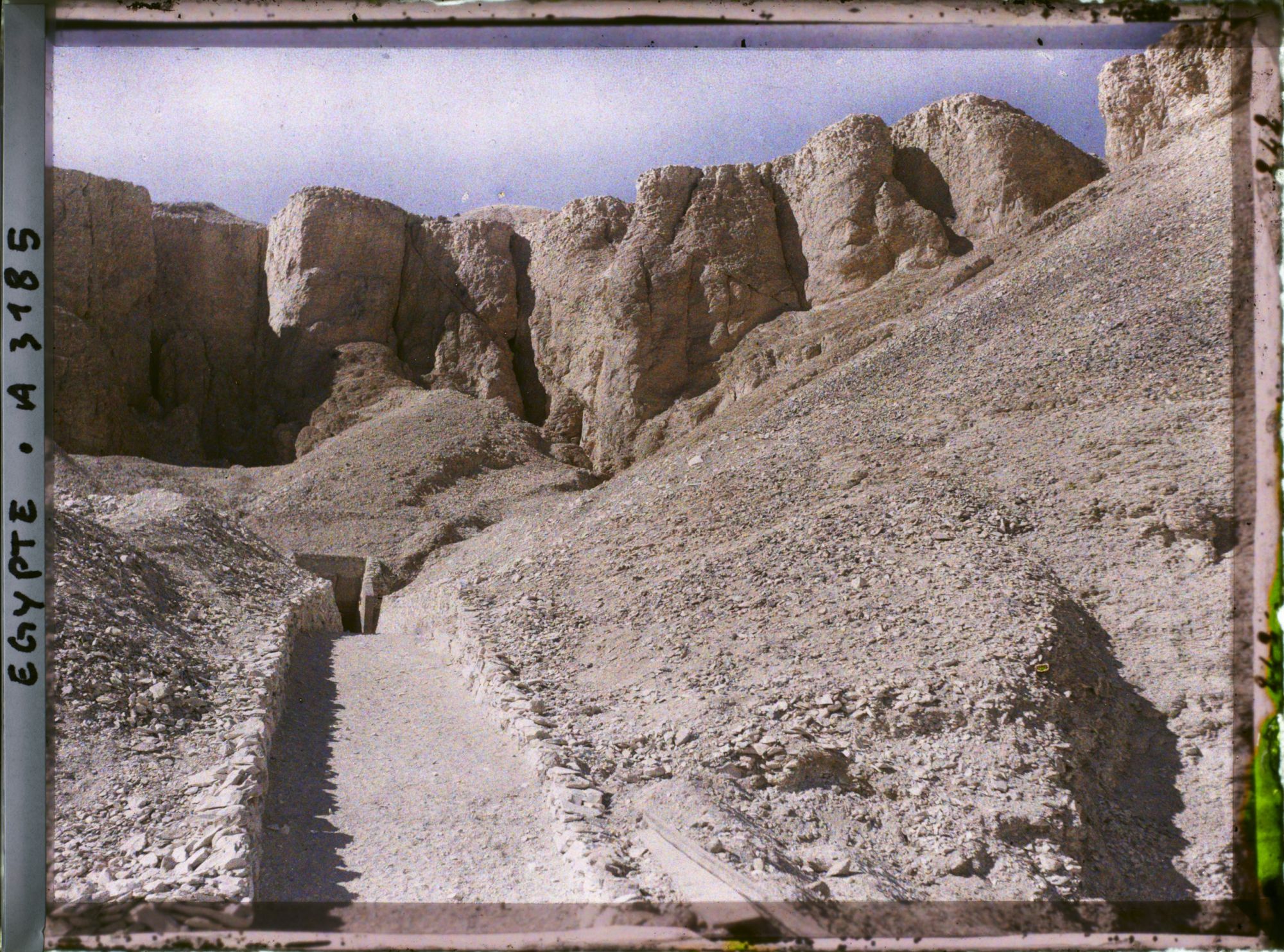 Image représentant Route menant à un tombeau thébain dans la Vallée des Rois